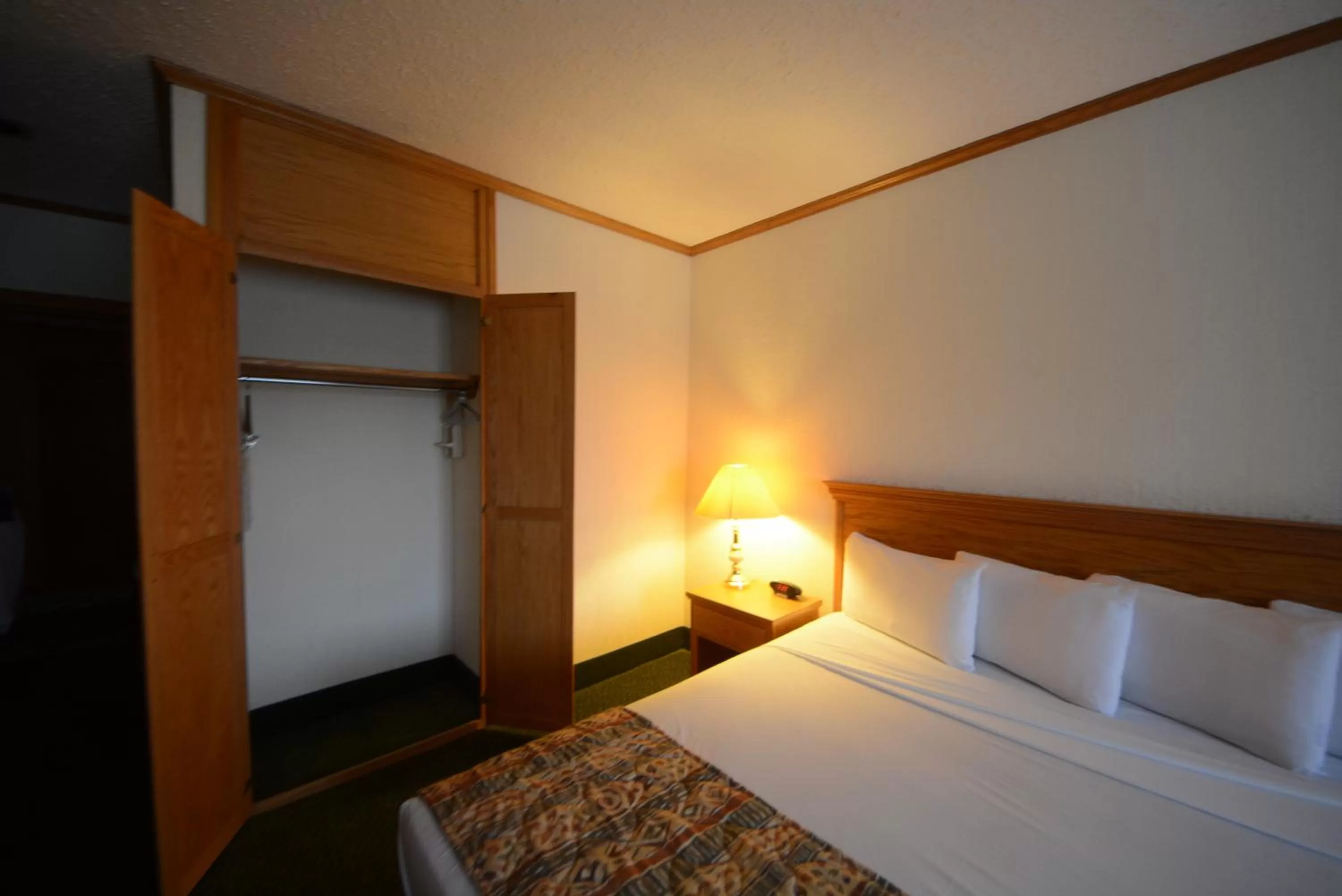 wardrobe, Bed in Hotel Sicomoro