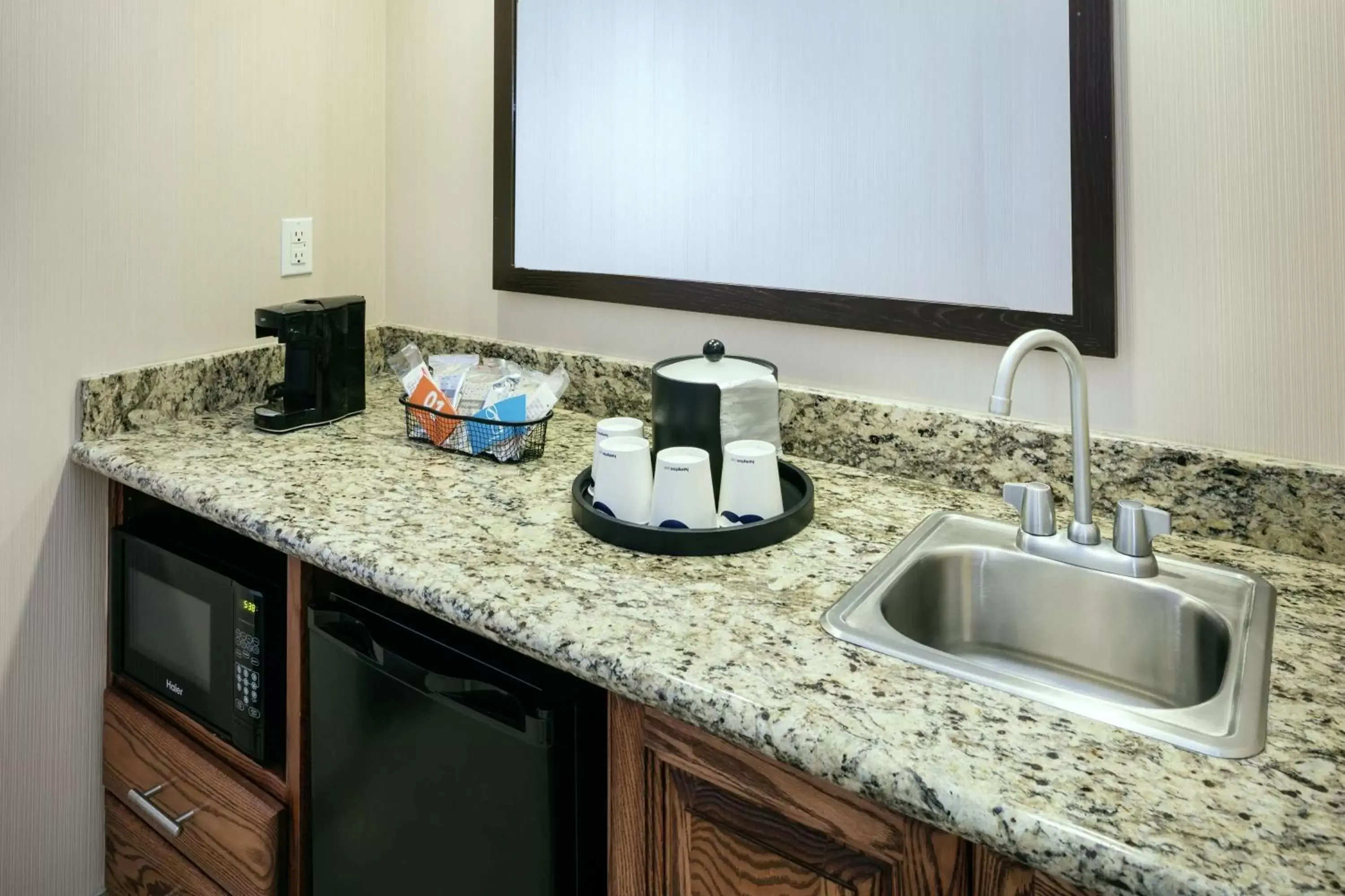 Living room, Kitchen/Kitchenette in Hampton Inn & Suites Arroyo Grande