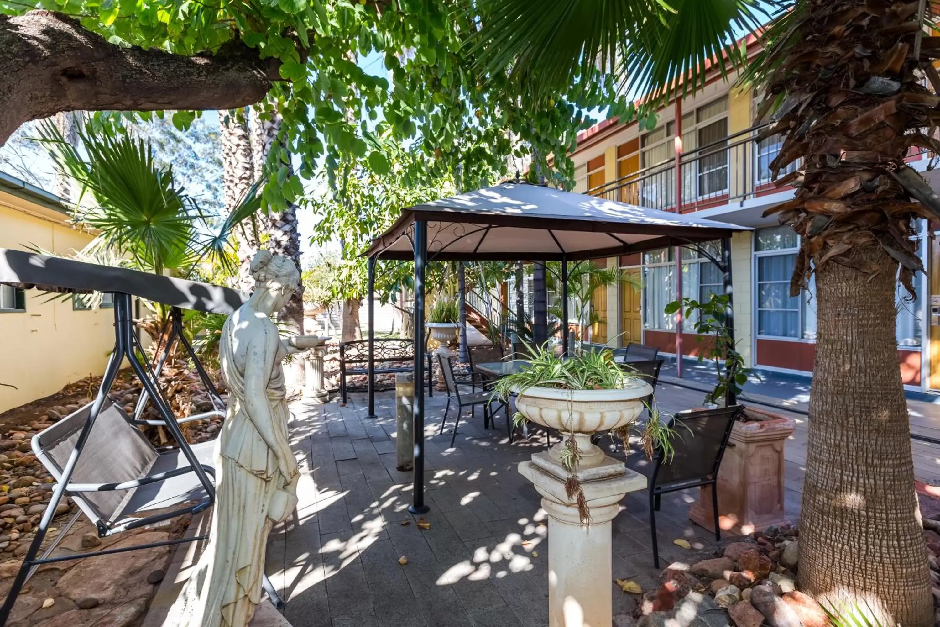 BBQ facilities in Elkira Court Motel