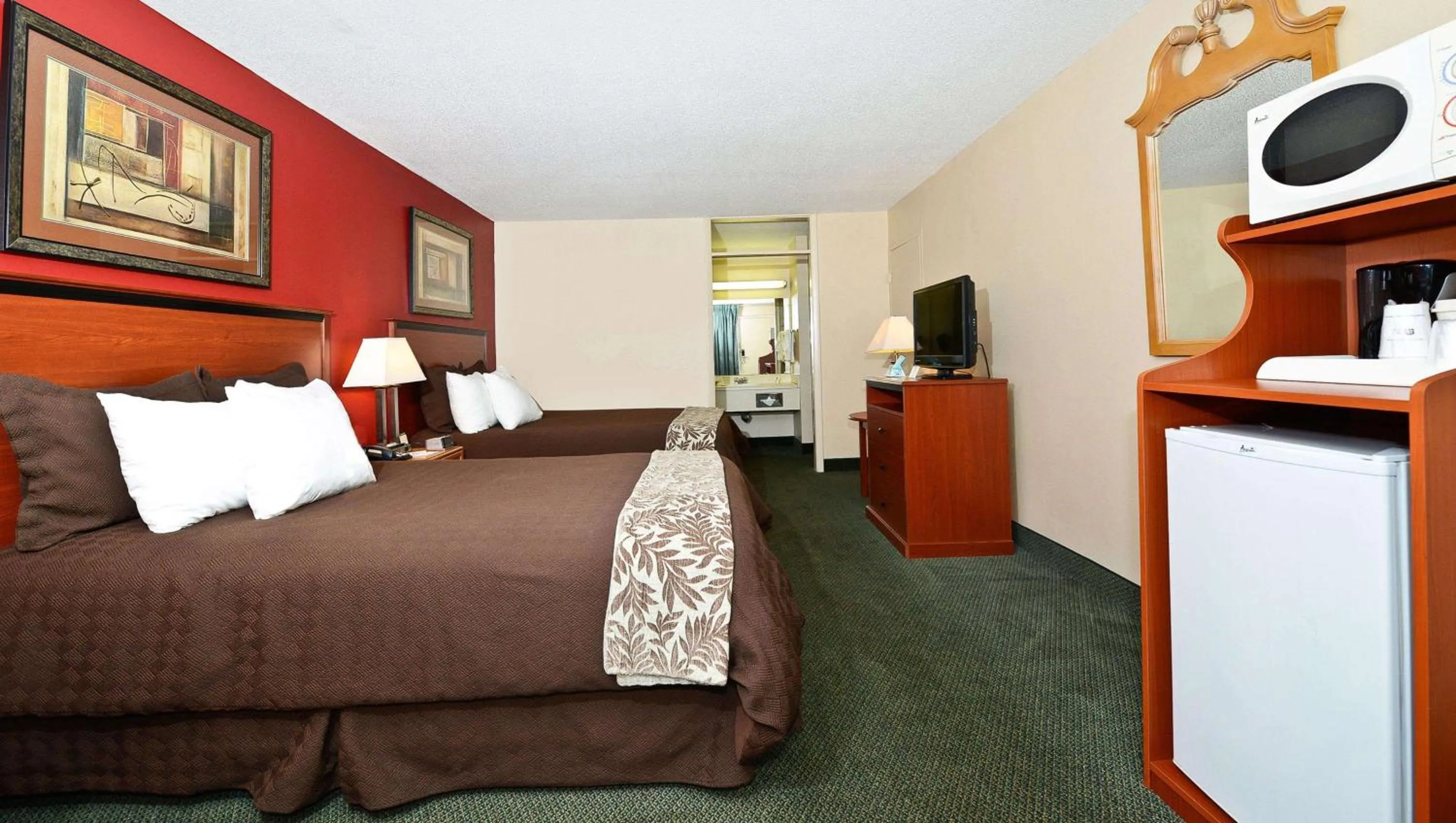 Photo of the whole room, Bed in Magnuson Hotel Mountain View