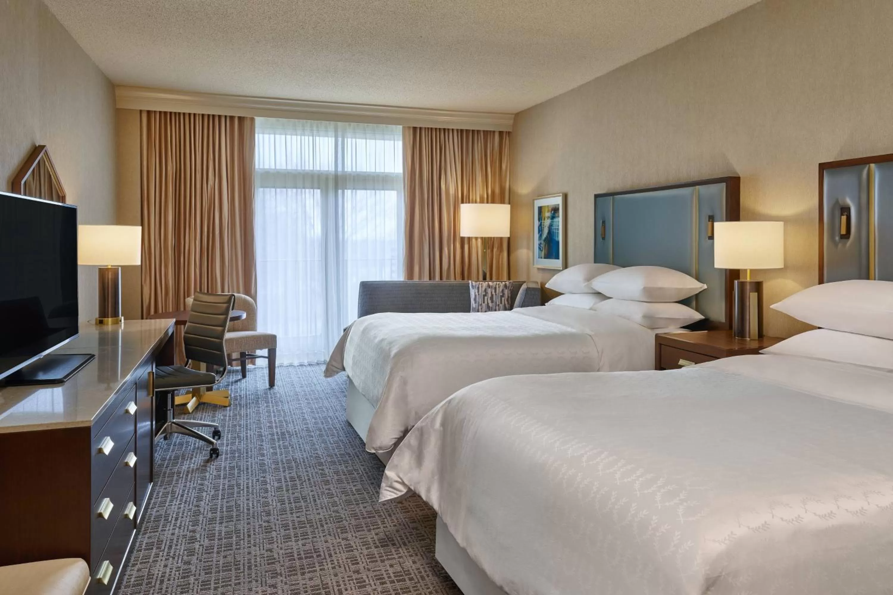 Photo of the whole room, Bed in Sheraton Music City Nashville Airport