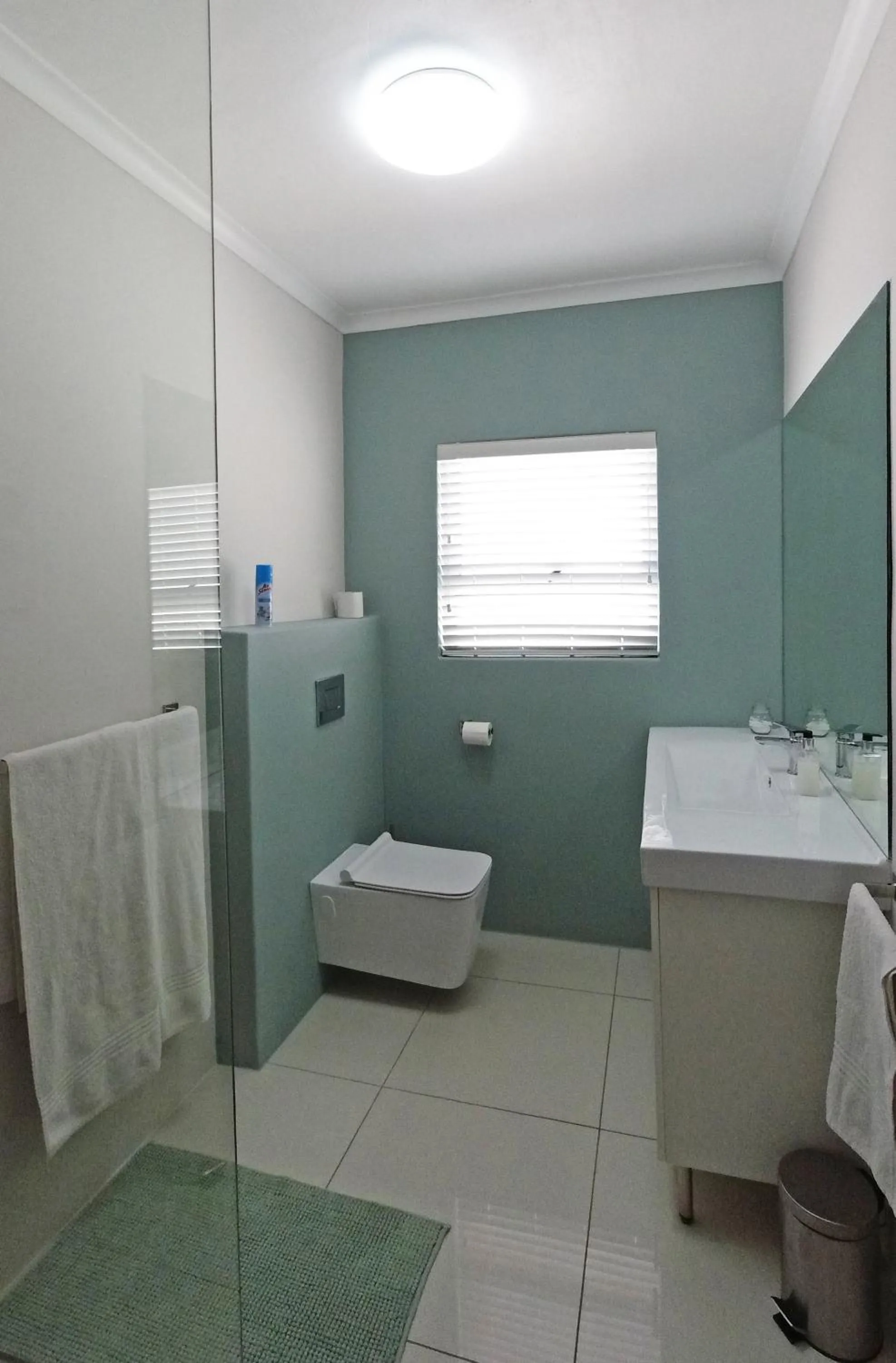 Shower in Dolphin Inn Guesthouse