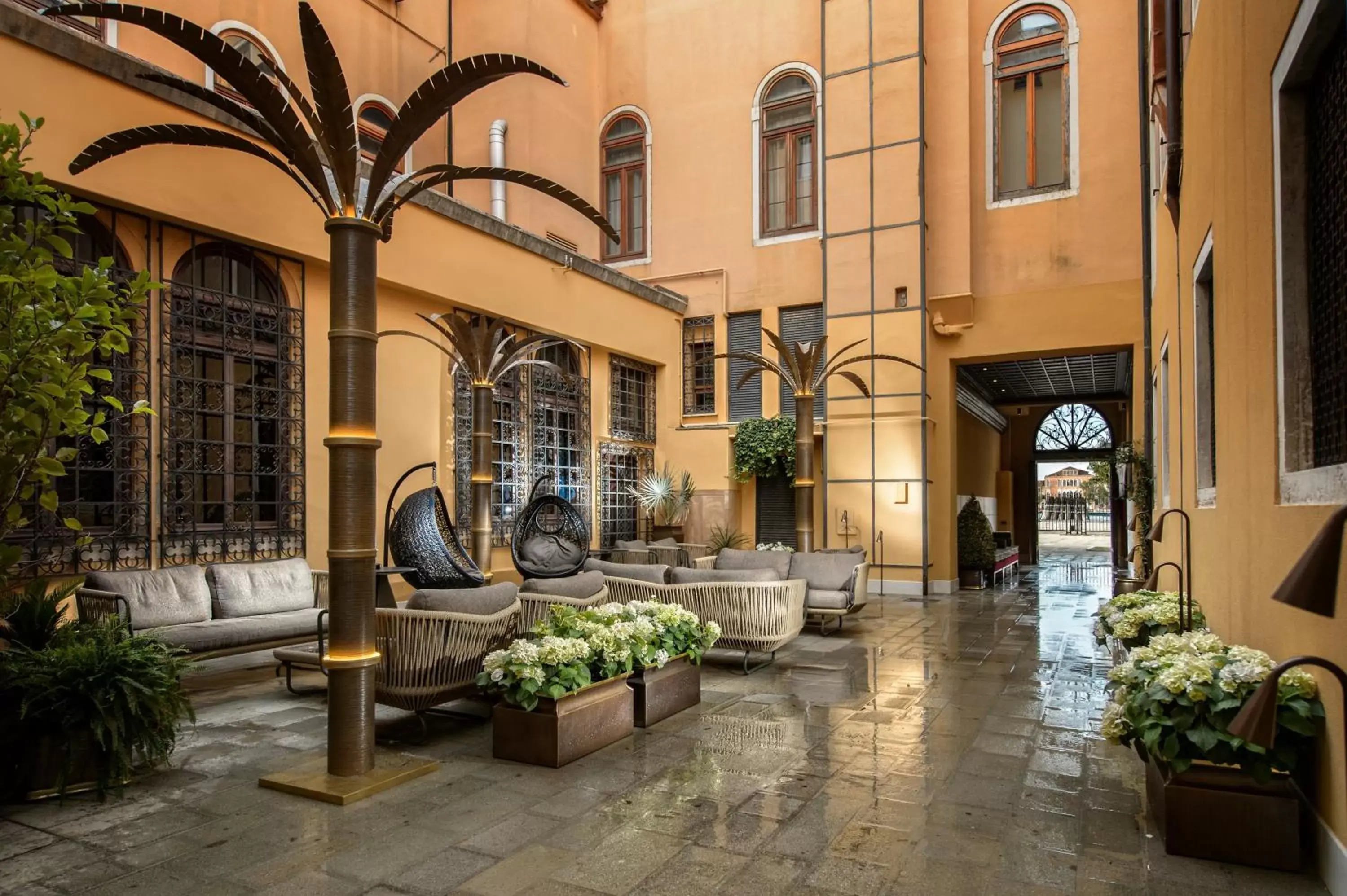 Patio in Palazzo Veneziano - Venice Collection