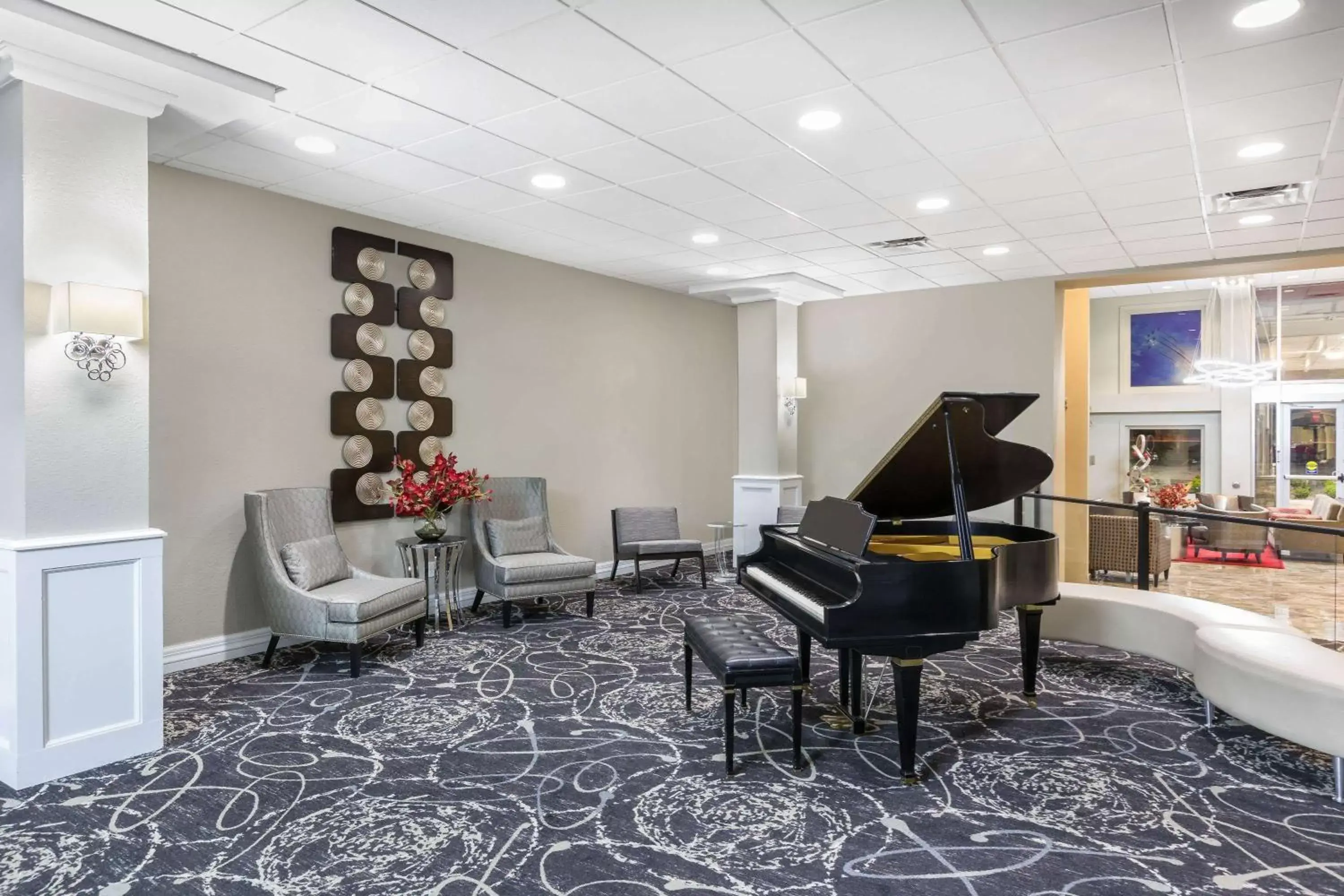 Lobby or reception in Ramada by Wyndham Des Moines Airport