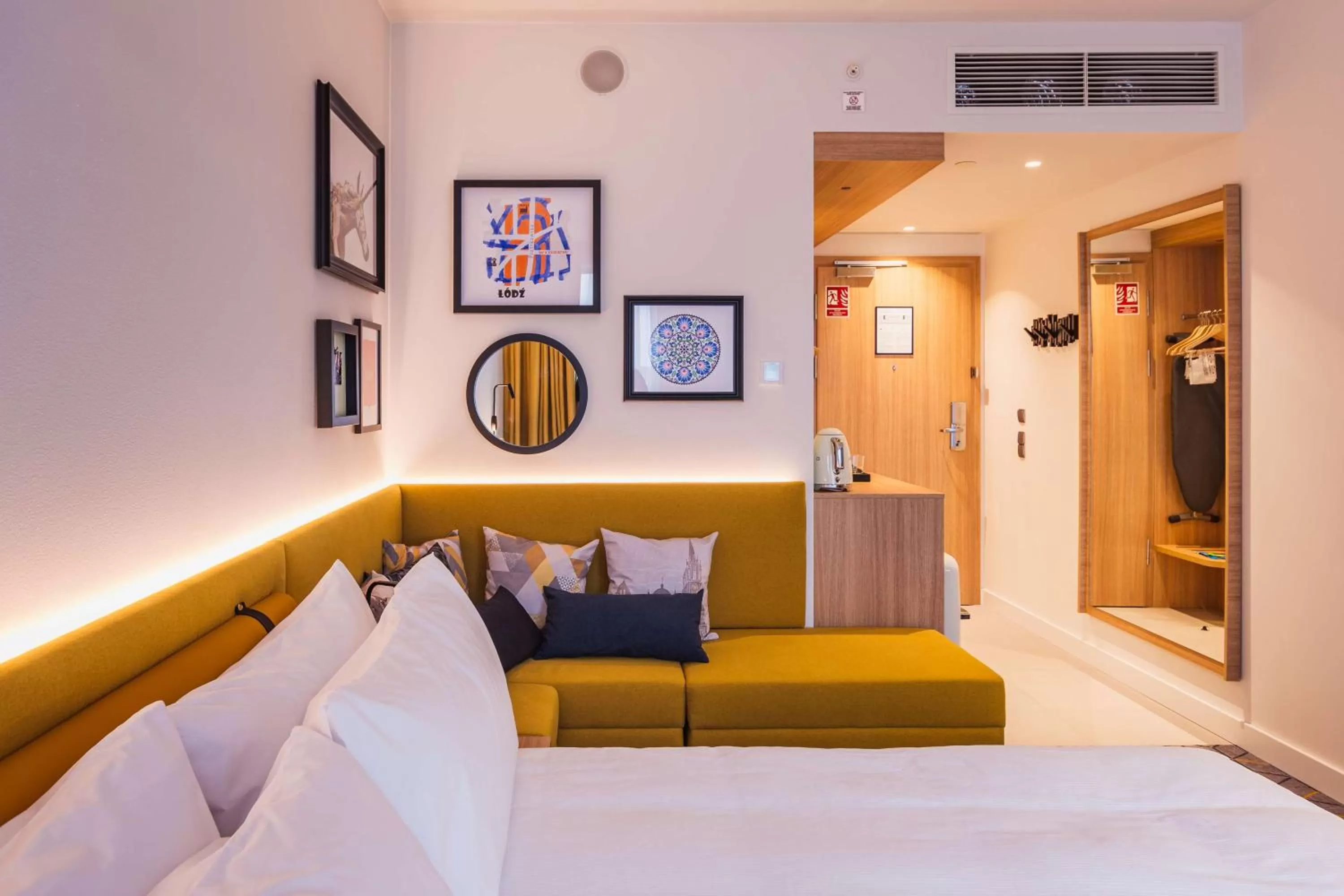 Living room, Bed in Hampton by Hilton Łódź City Center