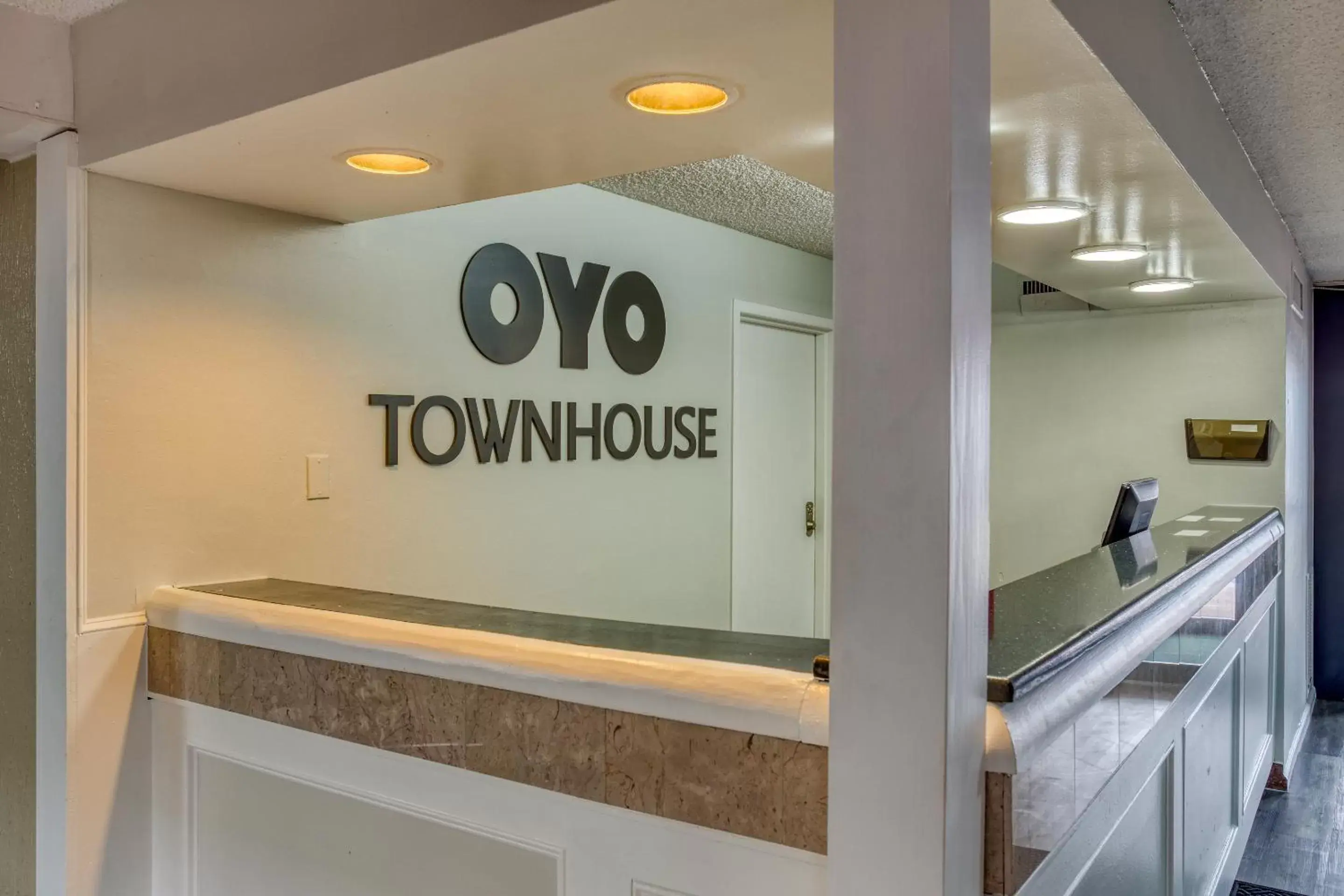 Lobby or reception in OYO Townhouse Tulsa Woodland Hills