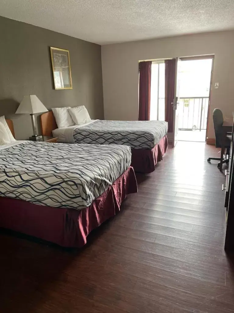 Bed in Bear Mount Inn & Suites