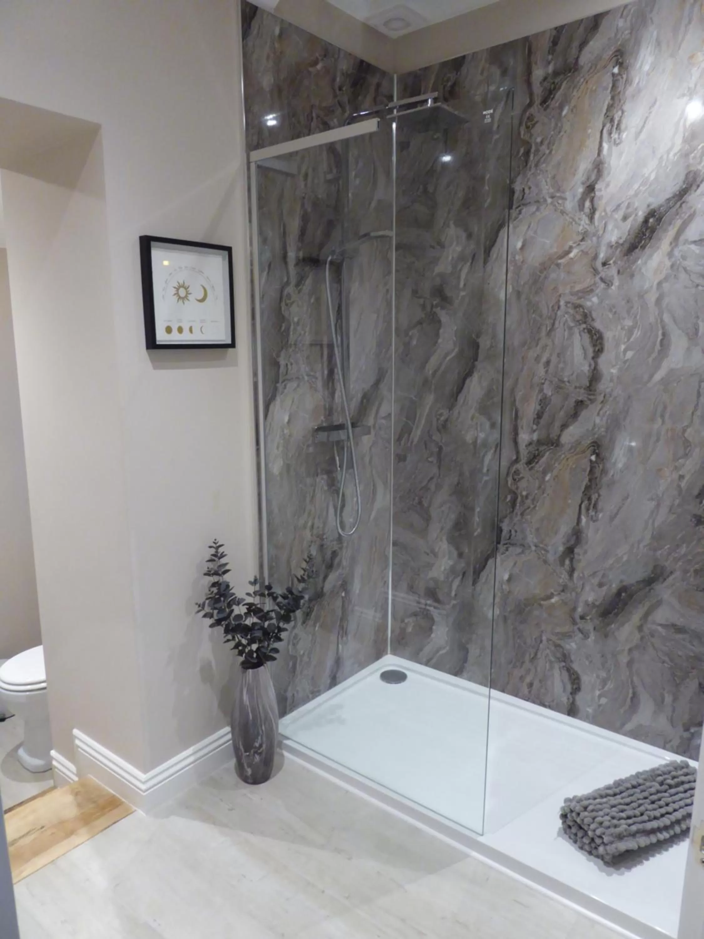 Shower, Bathroom in The Skreen