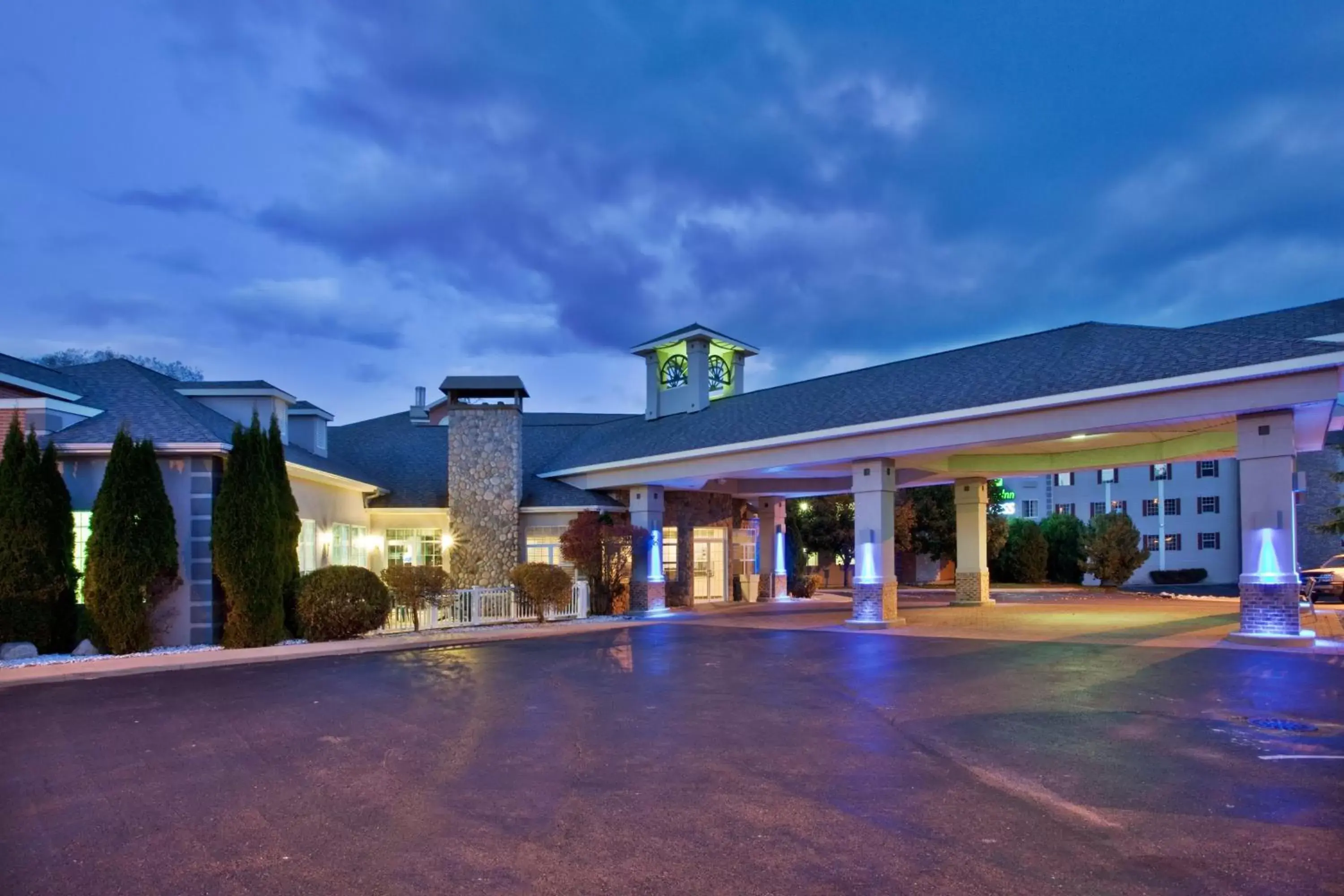 Property Building in Holiday Inn Express St. Ignace Lake Front Hotel