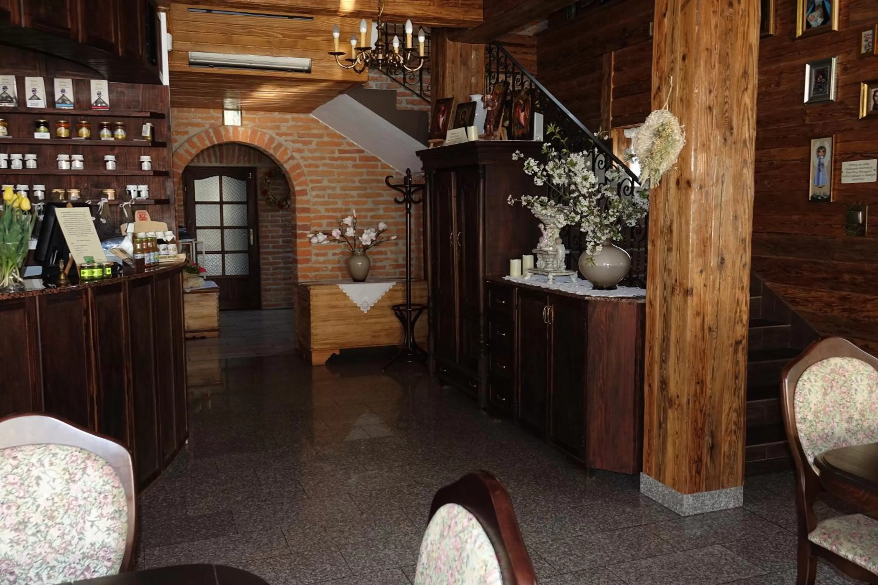 Restaurant/places to eat in Gościniec Dworski w Ropie - Pokoje gościnne