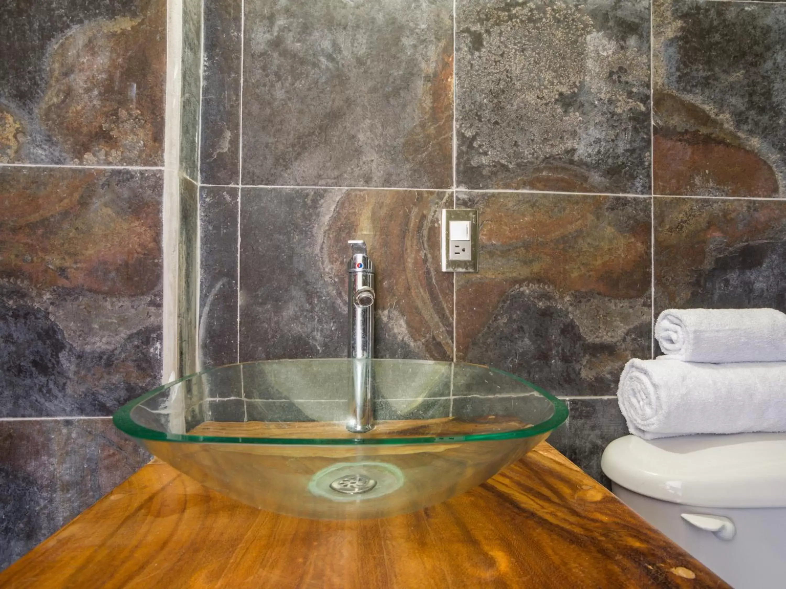 Bathroom in OYO Hotel Posada Lys, Zihuatanejo