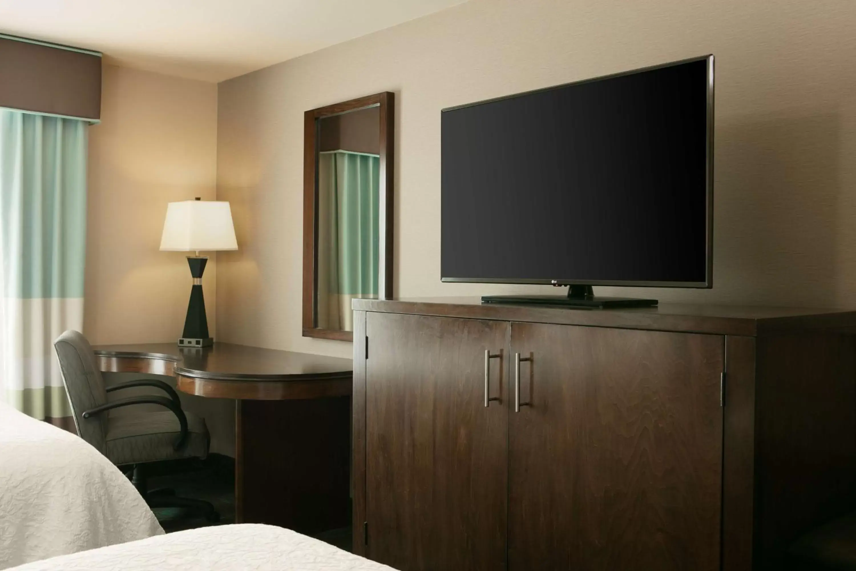 Bedroom, TV/Entertainment Center in Hampton Inn and Suites - Lincoln Northeast