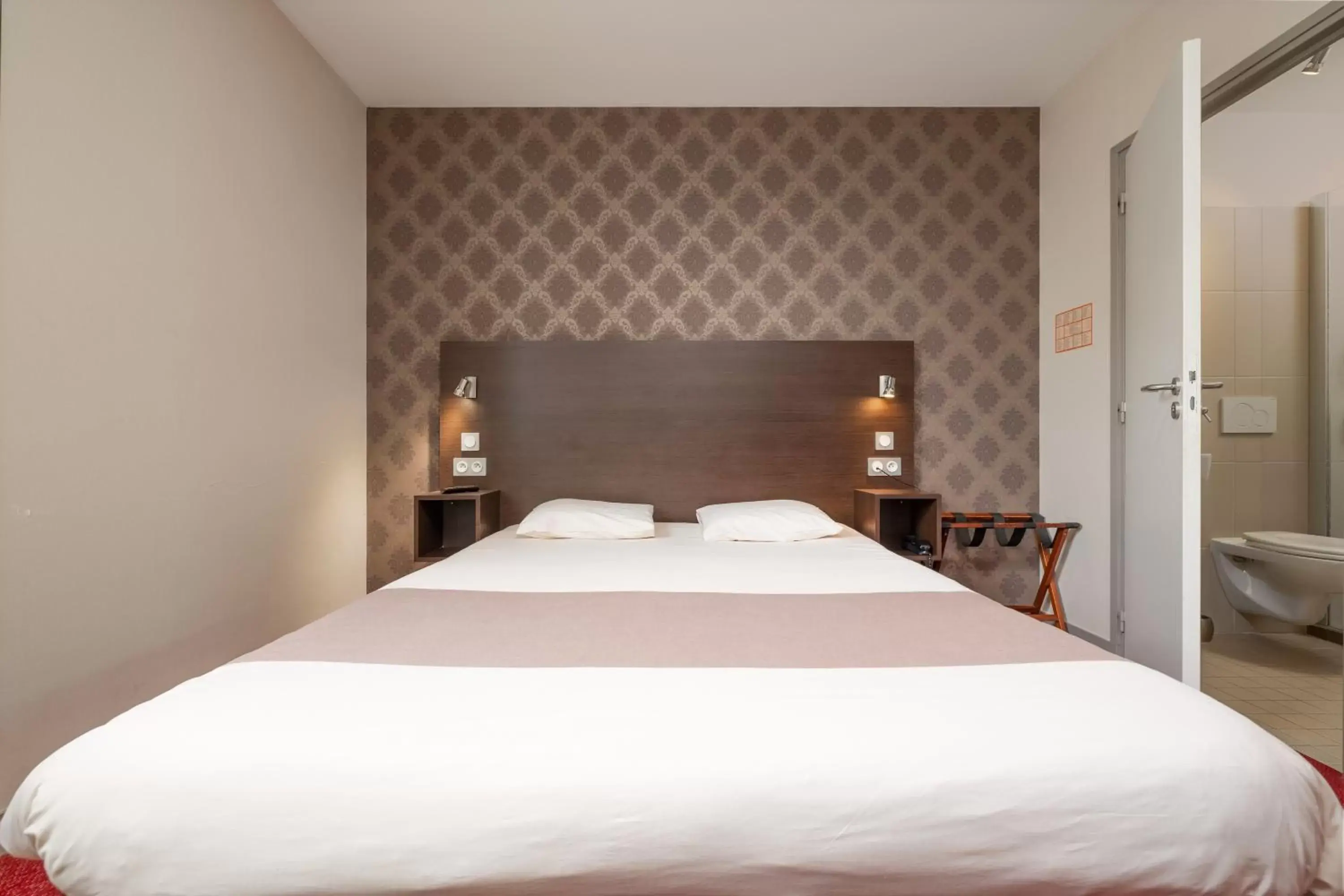 Bed in Hotel De L'Agriculture - 2 étoiles