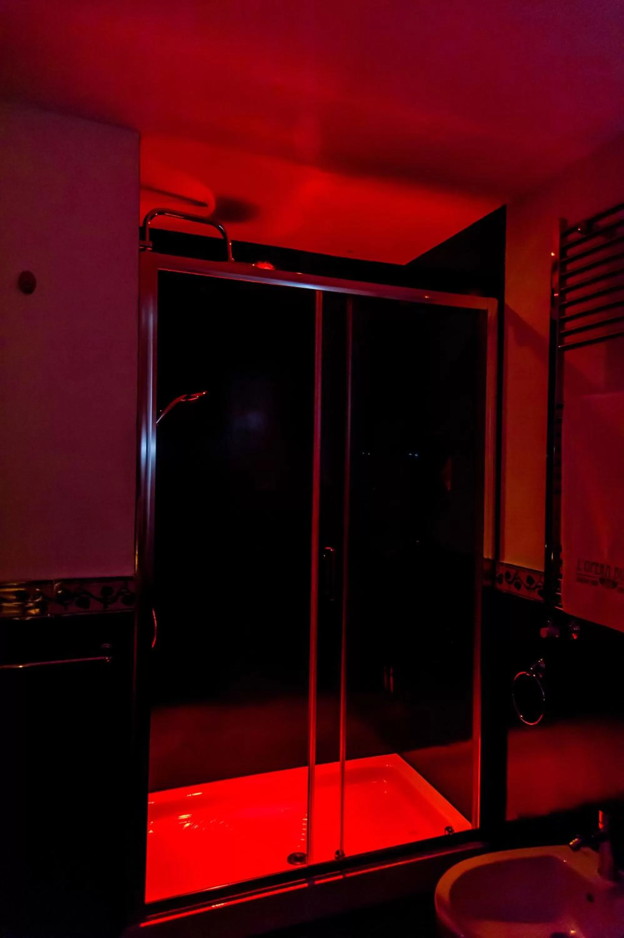 Shower in L'Opera Buffa