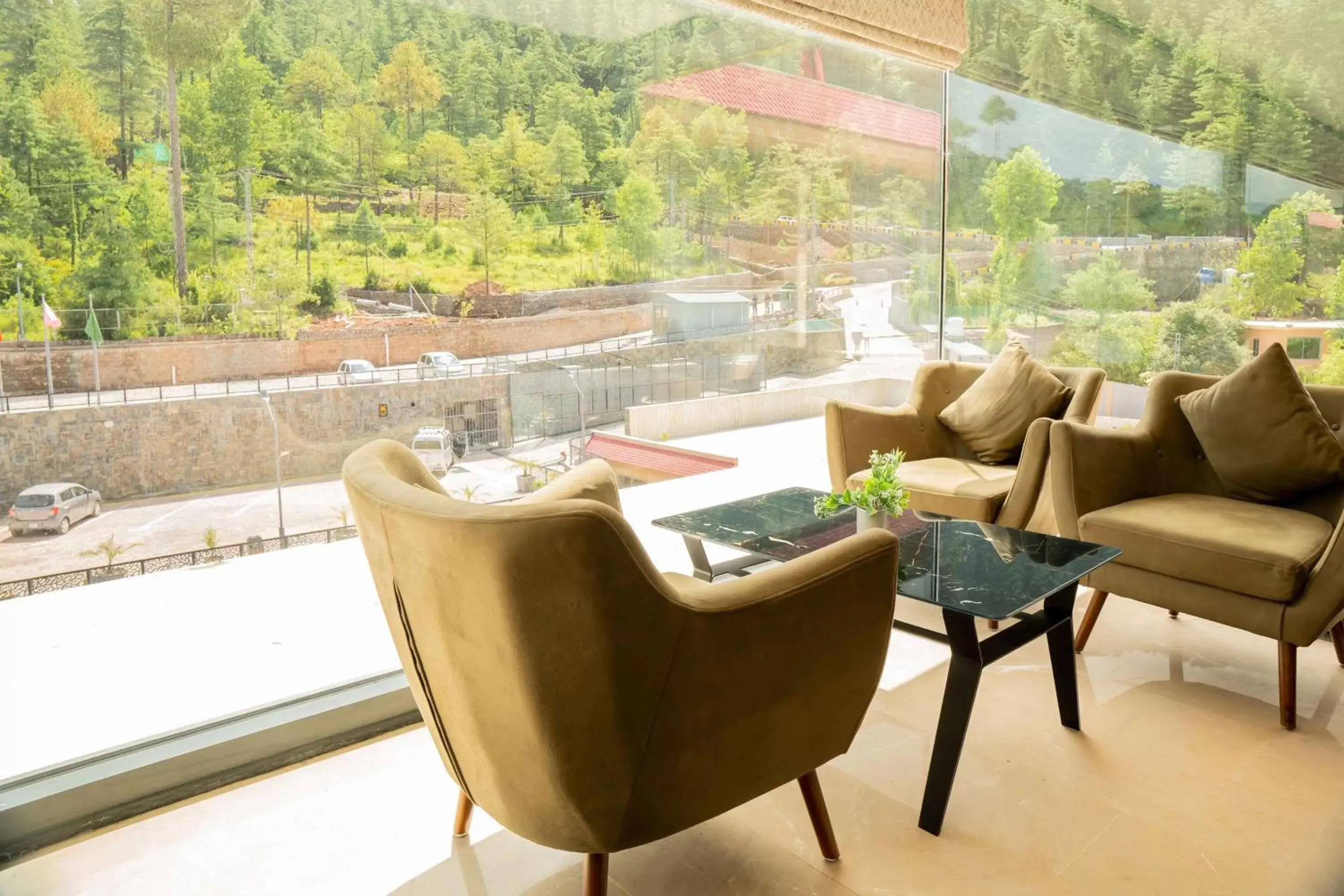 Lounge or bar, Seating Area in Ramada by Wyndham Murree Lower Topa Resort