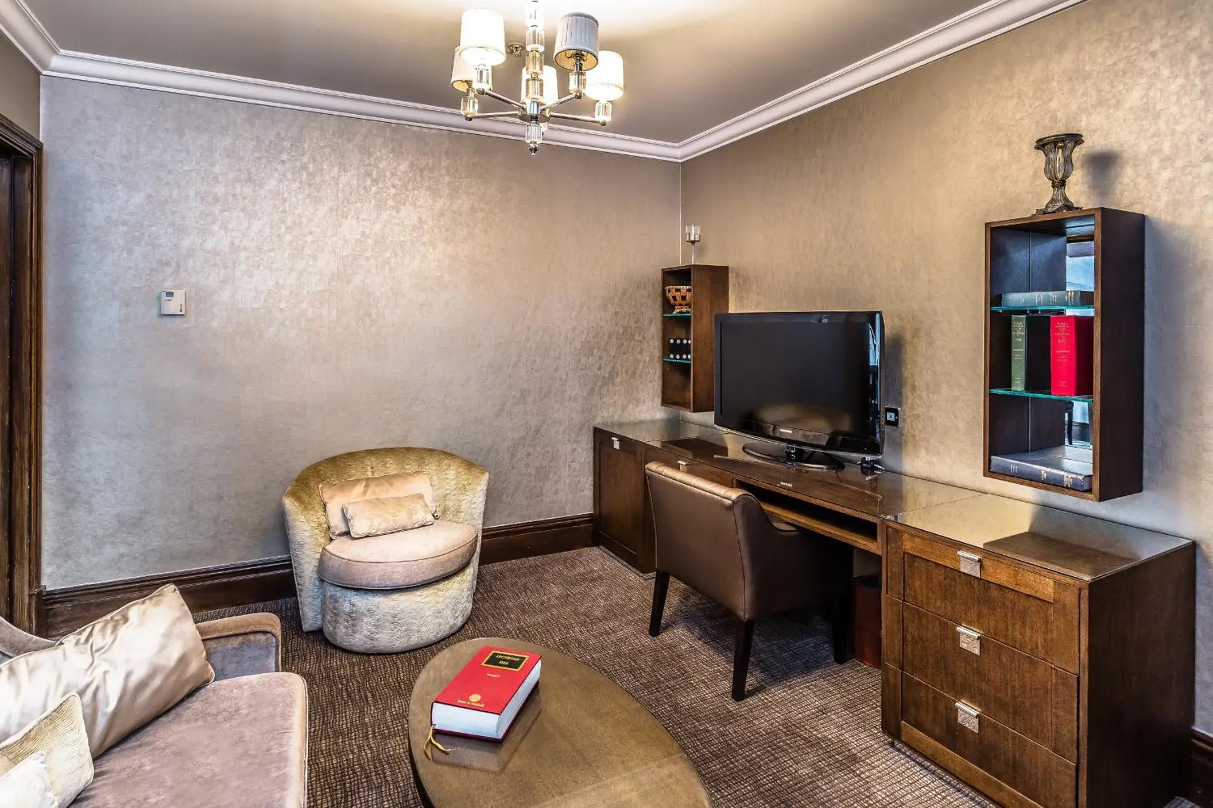 Living room, TV/Entertainment Center in Courthouse Hotel London