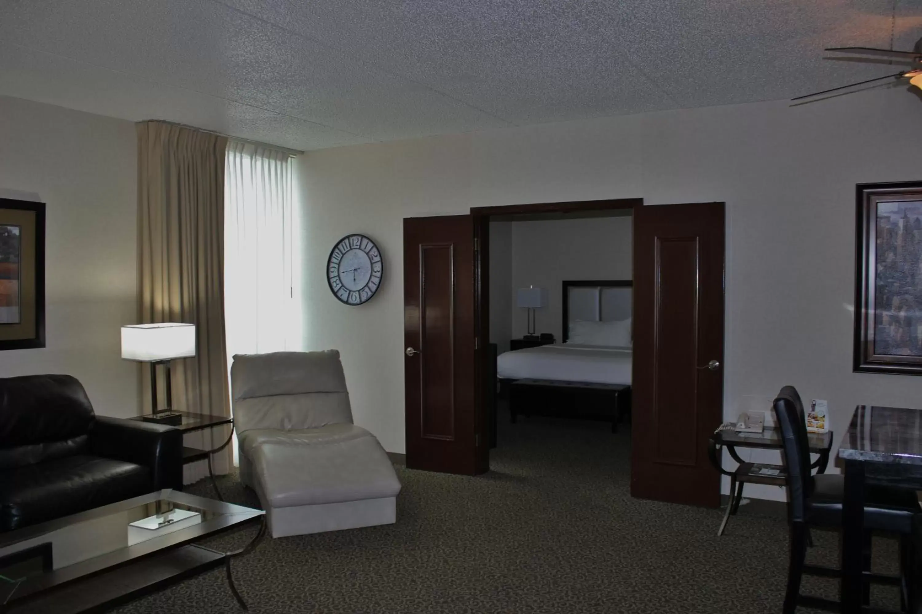 Photo of the whole room, Seating Area in Holiday Inn Des Moines-Airport Conference Center, an IHG Hotel