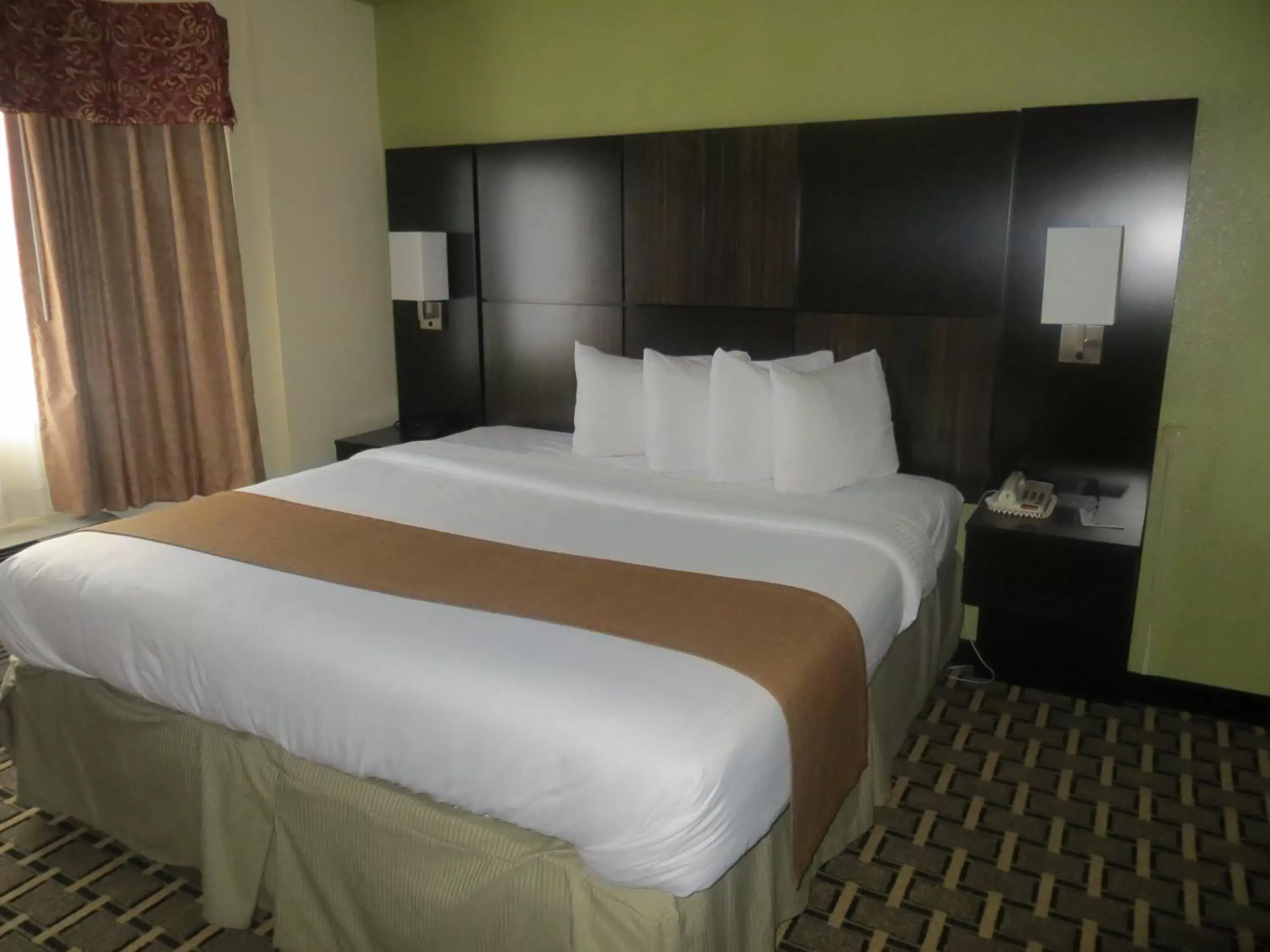 Photo of the whole room, Bed in Best Western Knoxville Suites - Downtown