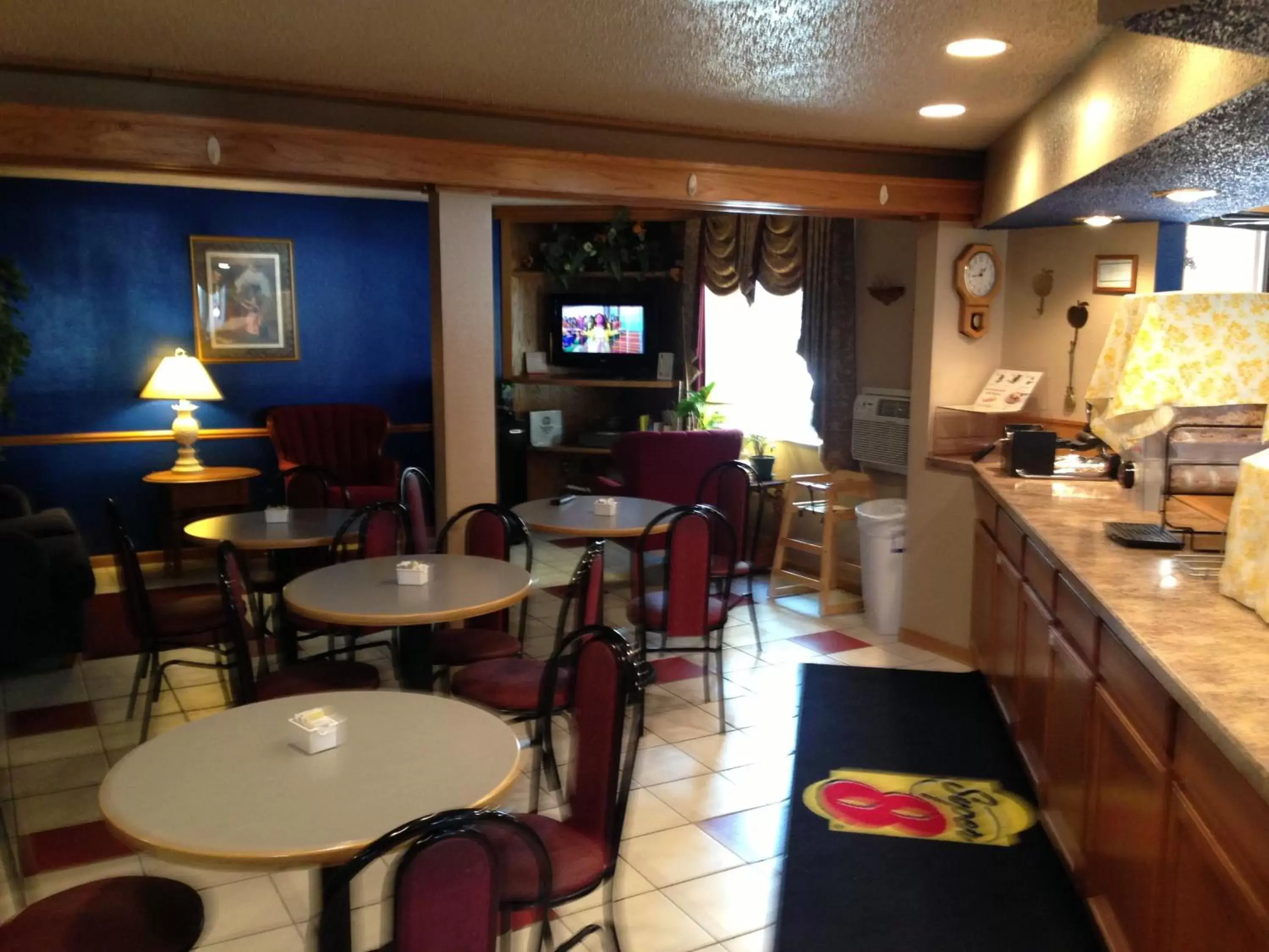 Coffee/tea facilities, Restaurant/Places to Eat in Super 8 by Wyndham North Platte