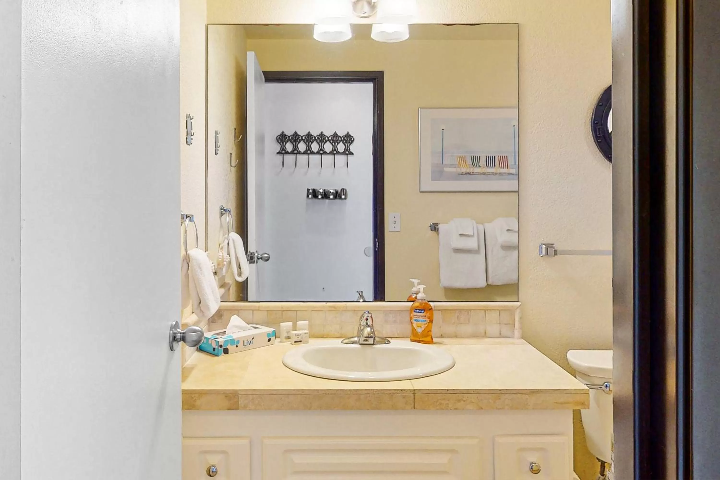 Bathroom in Sand & Sea: Agate Hunter (210)