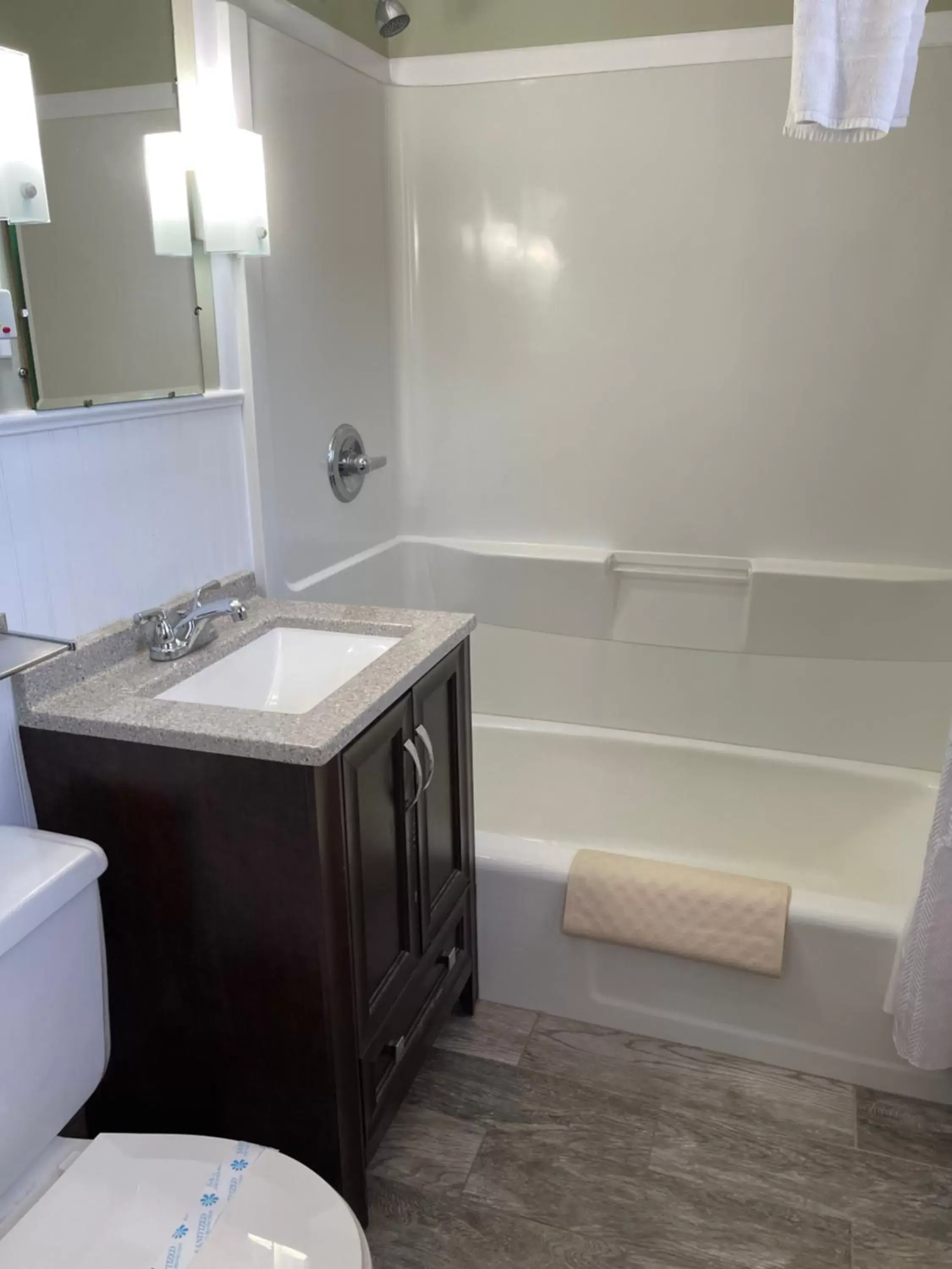 Bath, Bathroom in Colonial Motel