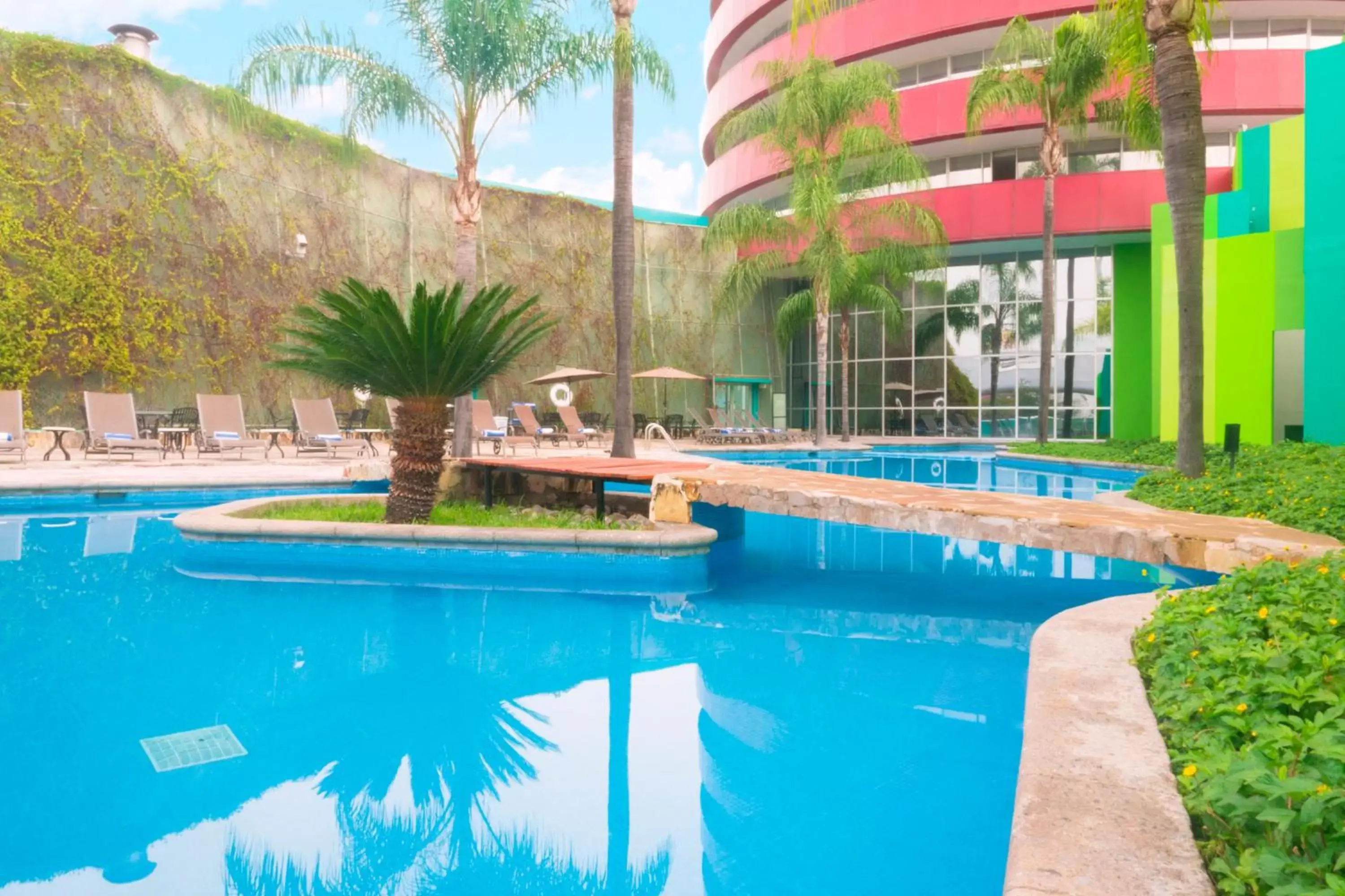 Swimming Pool in Holiday Inn Monterrey-Parque Fundidora, an IHG Hotel