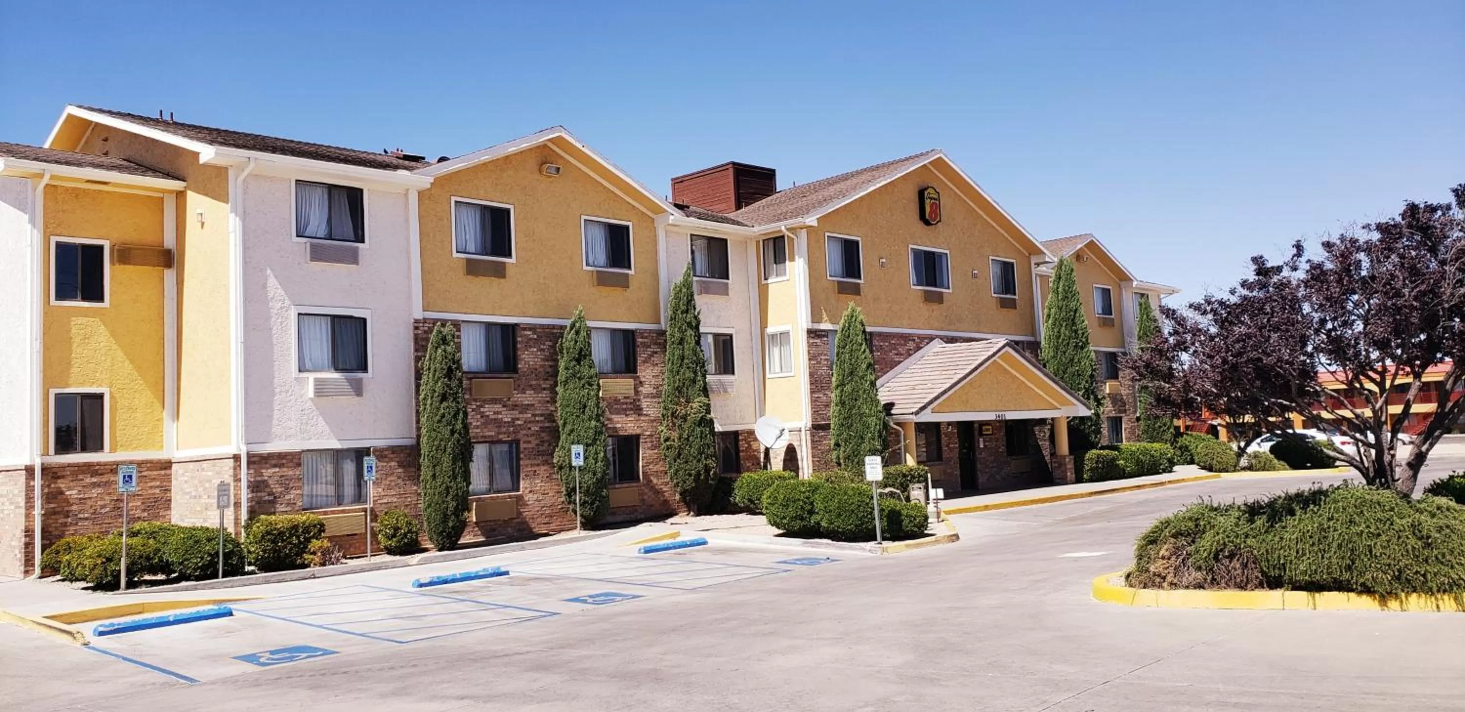 Facade/entrance in Super 8 by Wyndham Kingman