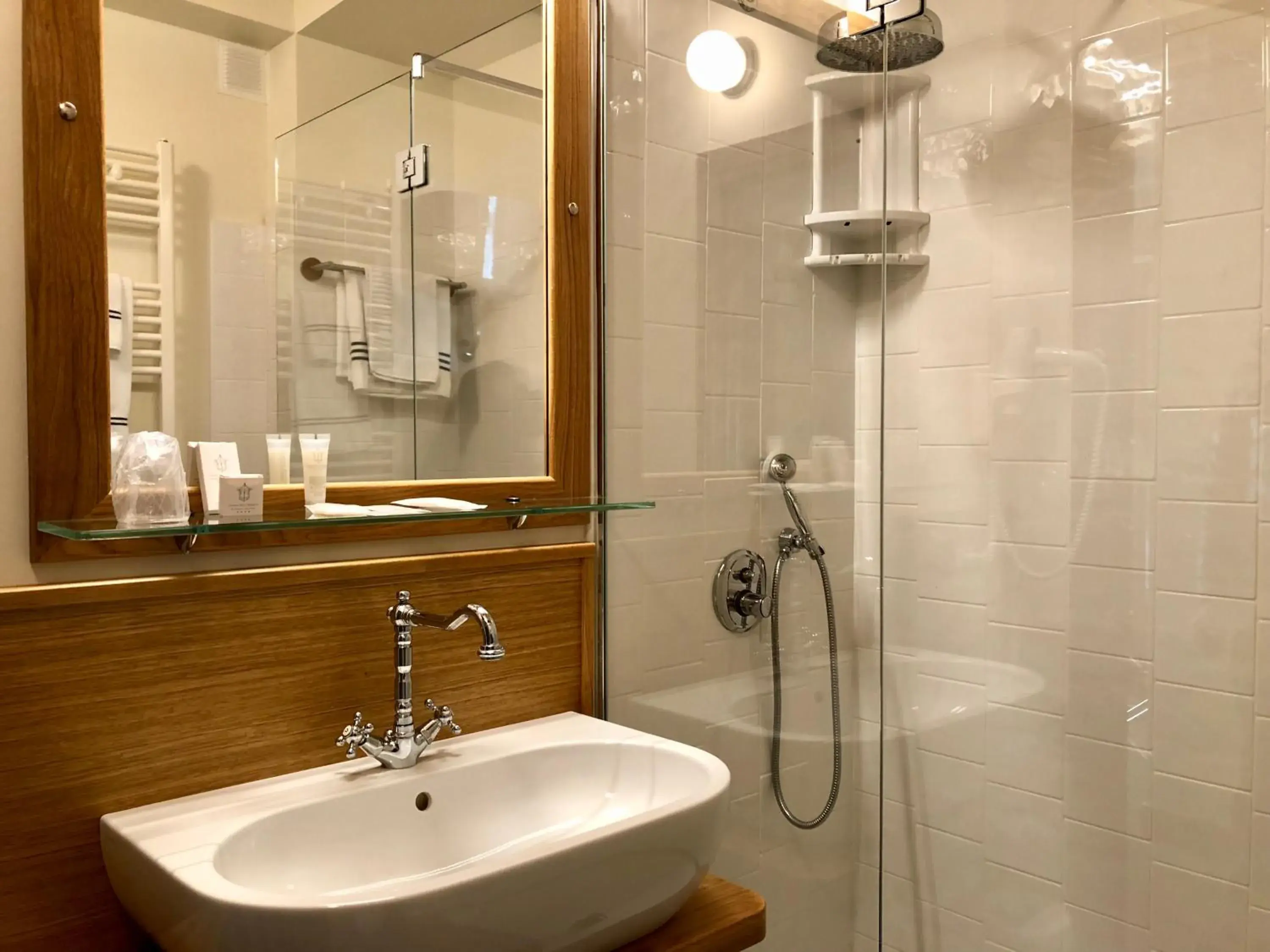 Shower, Bathroom in Hotel Casal Dell'Angelo