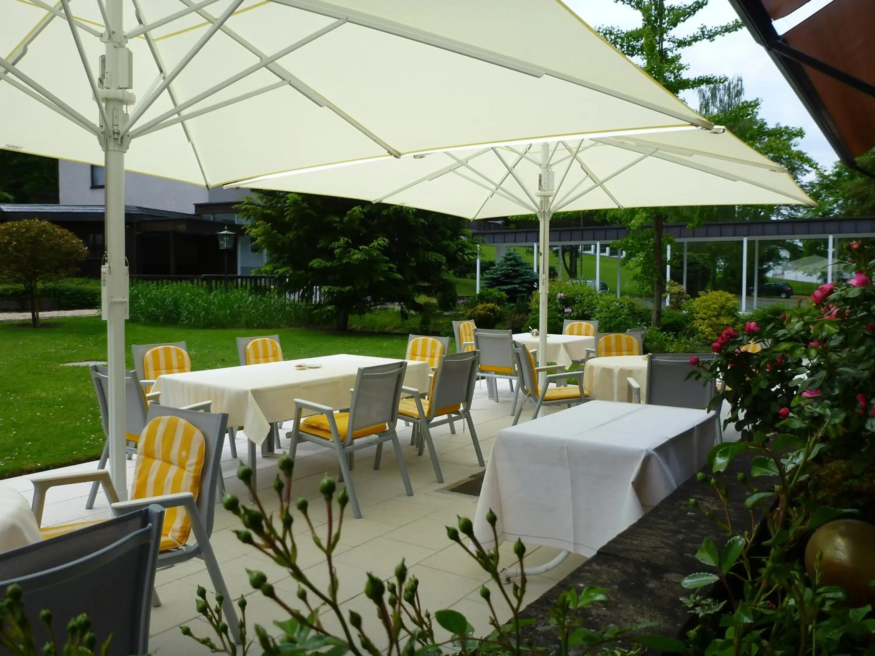 Patio, Restaurant/Places to Eat in Romantik Waldhotel Mangold