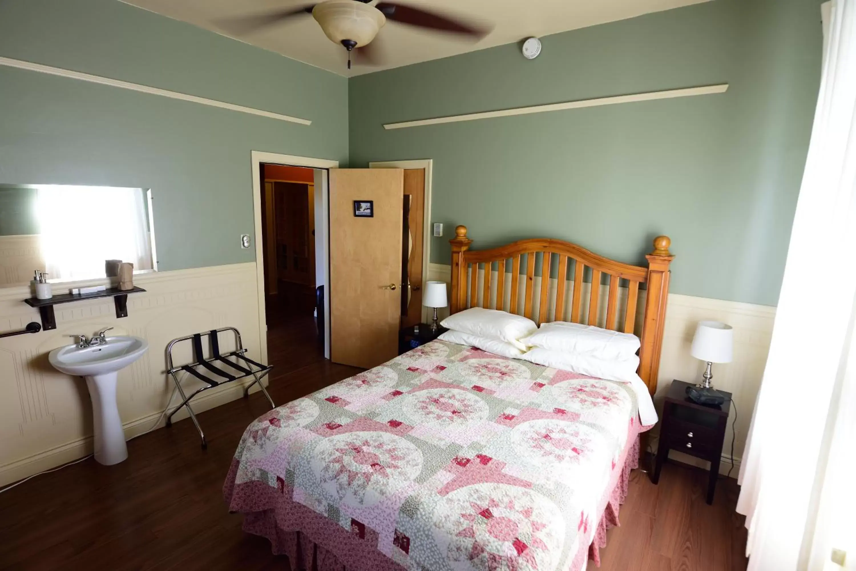 Photo of the whole room, Bed in Auberge le St-Georges