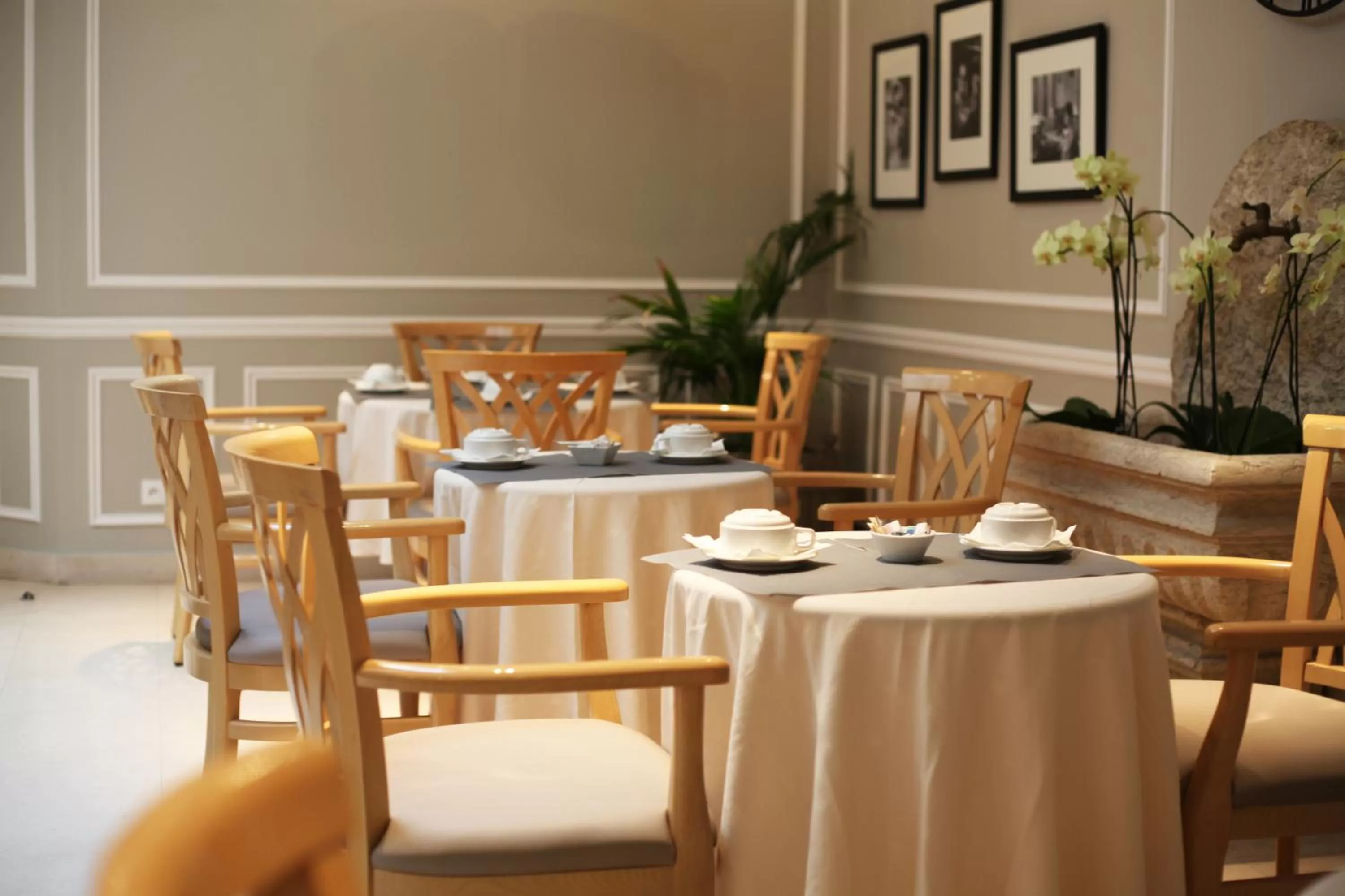 Restaurant/places to eat in Hôtel Central Saint Germain