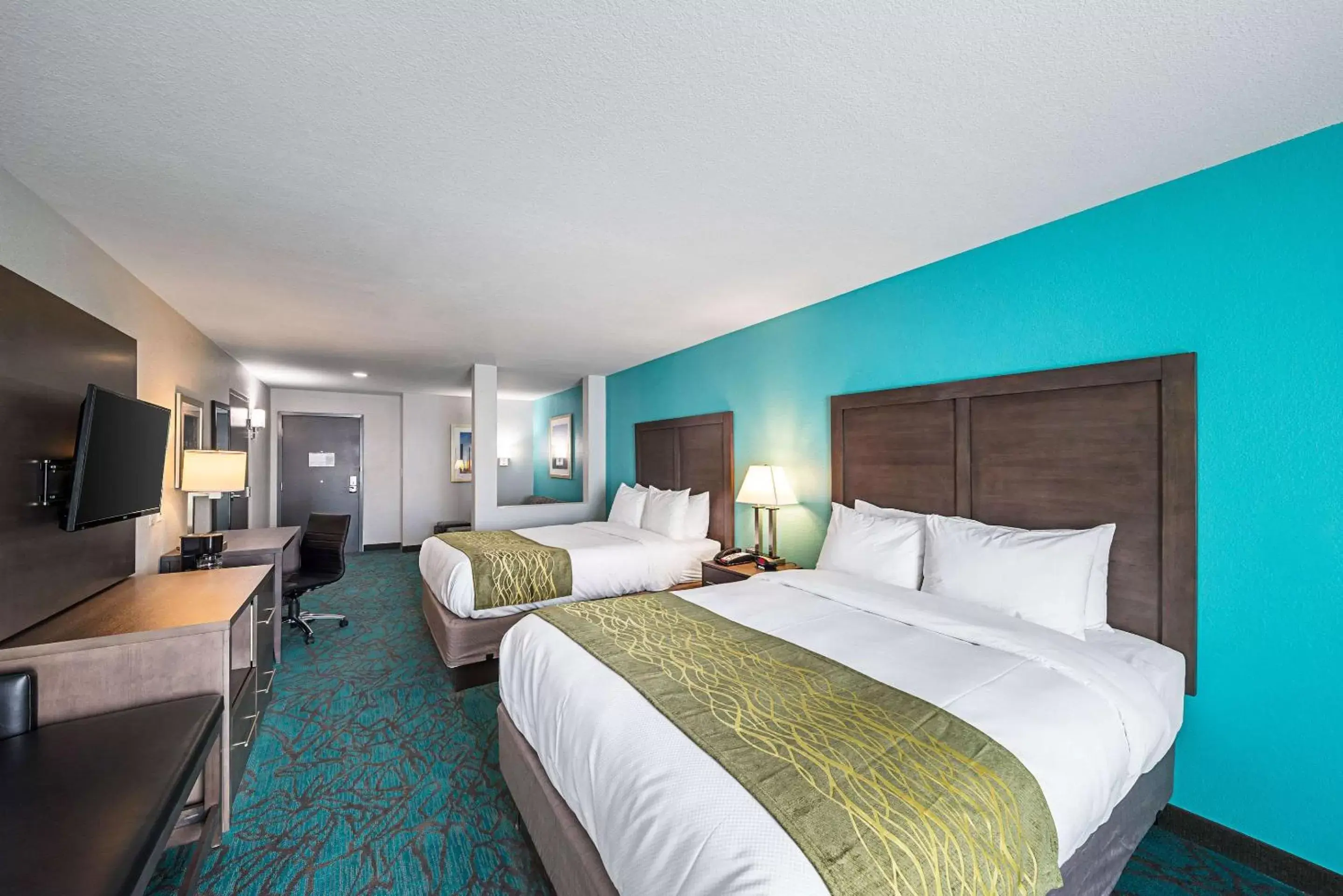 Photo of the whole room, Bed in Comfort Inn & Suites Oklahoma City near Bricktown
