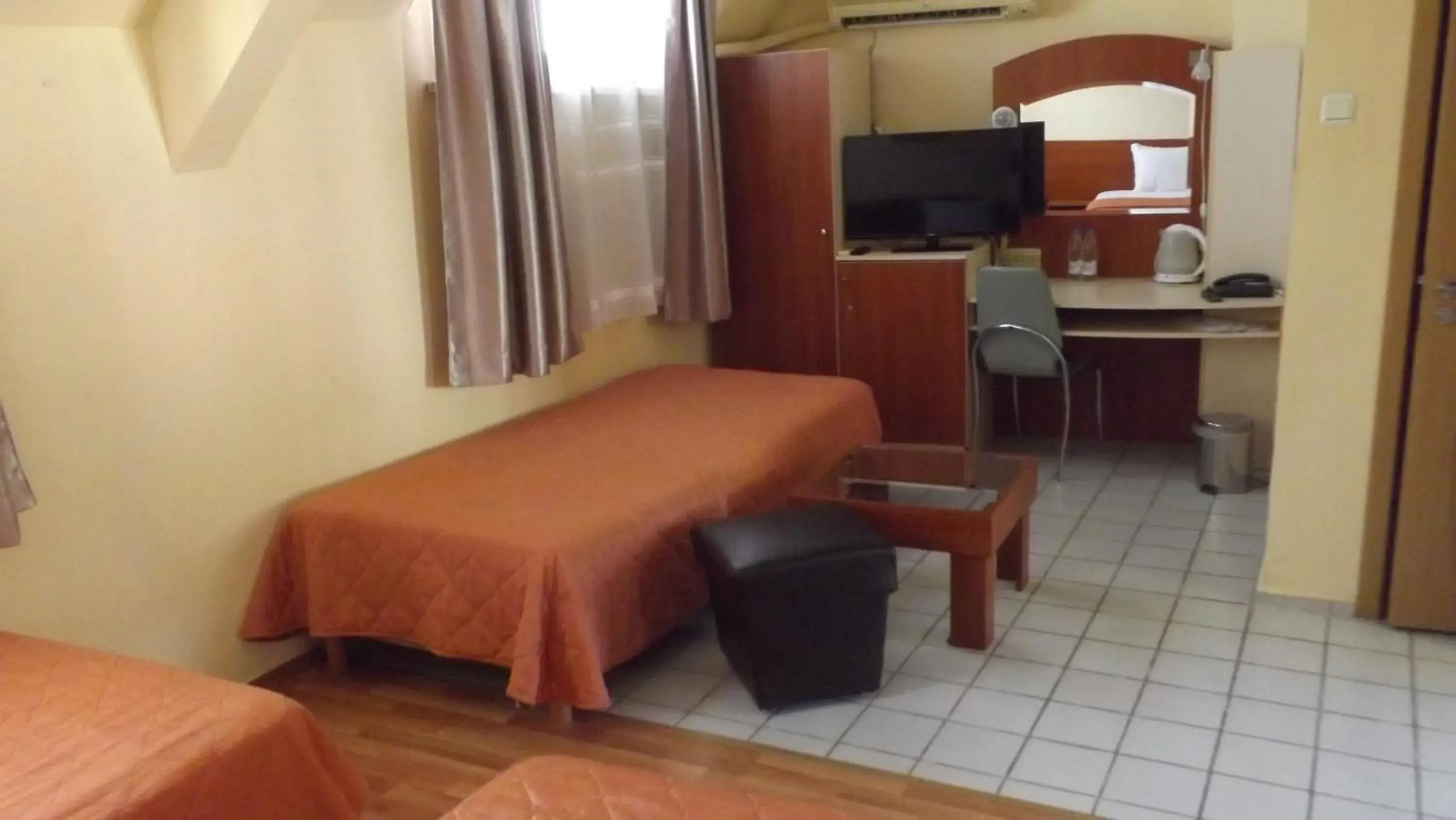 Bed, TV/Entertainment Center in Hotel Palitra
