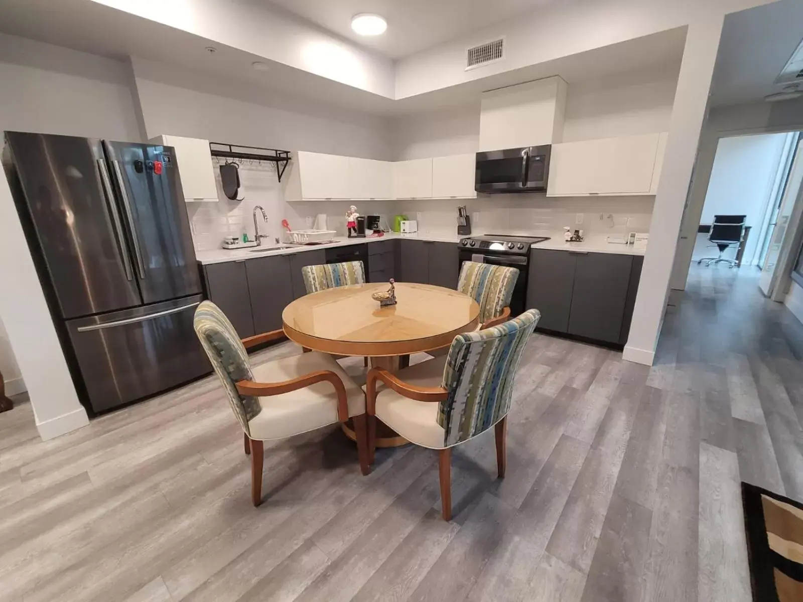 Dining area, Kitchen/Kitchenette in Hollywood Homes minutes to everything SPACIOUS AND FREE PARKING