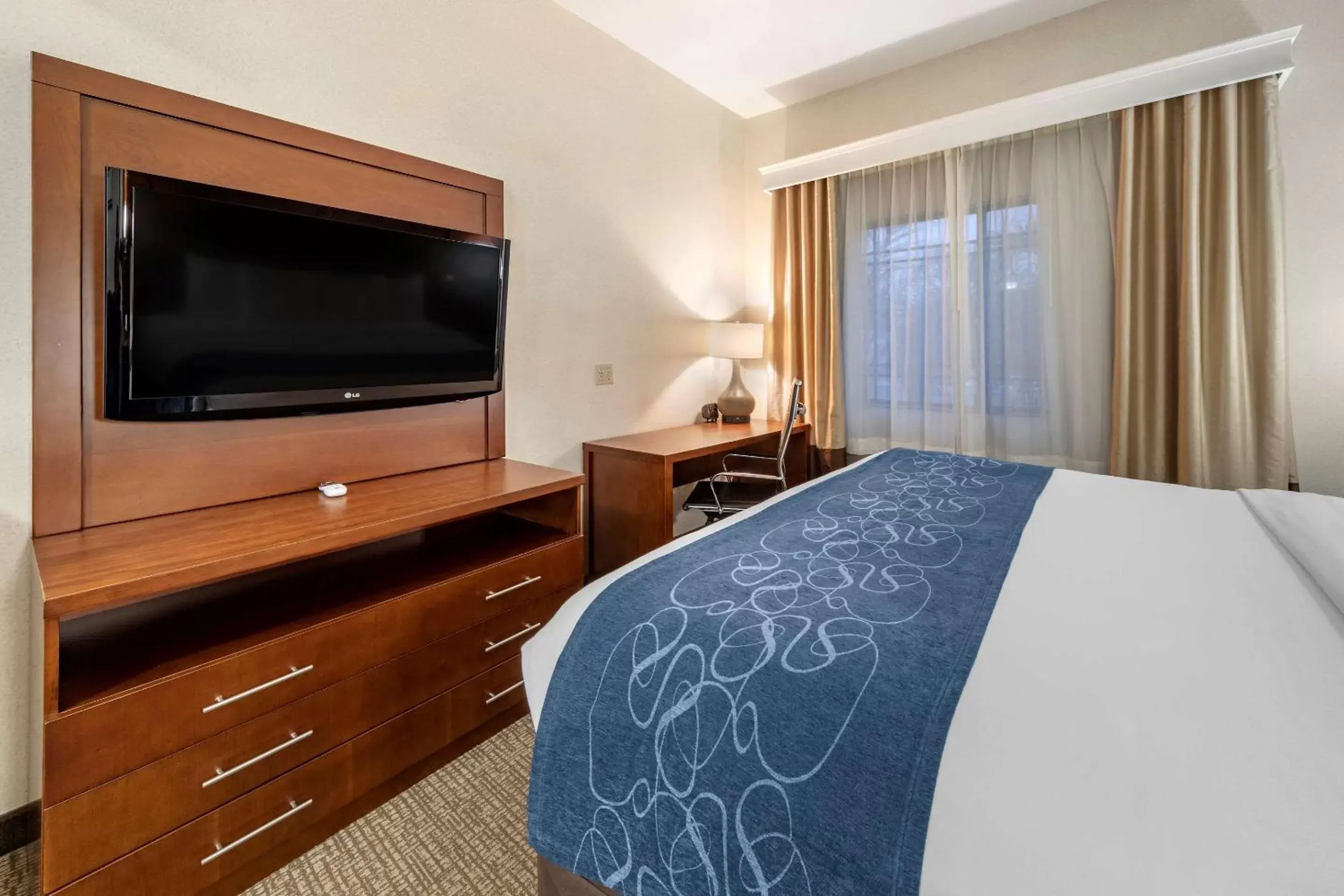 Bed, TV/Entertainment Center in Comfort Suites Redlands