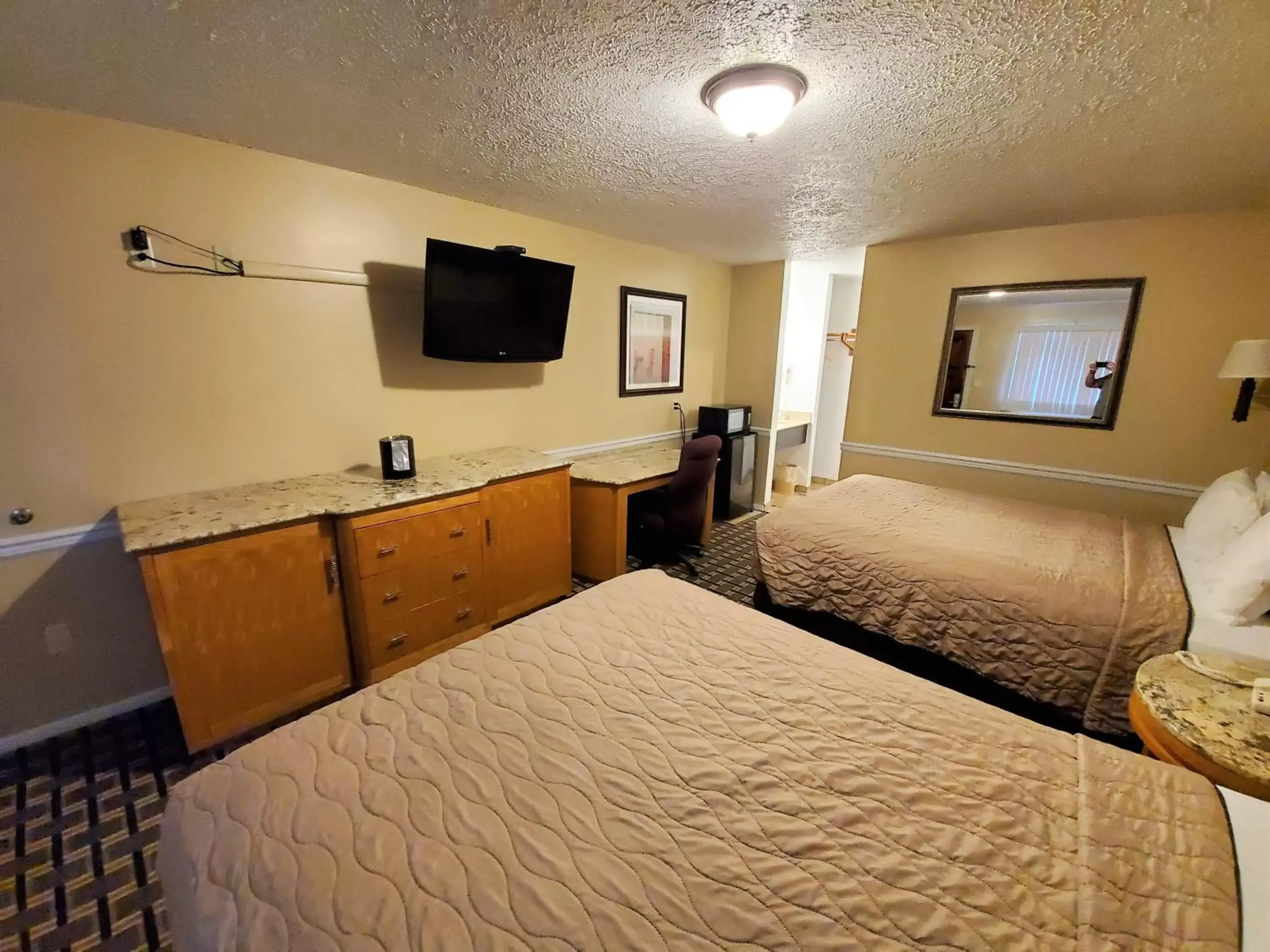 Bed in Jefferson Hills Motel