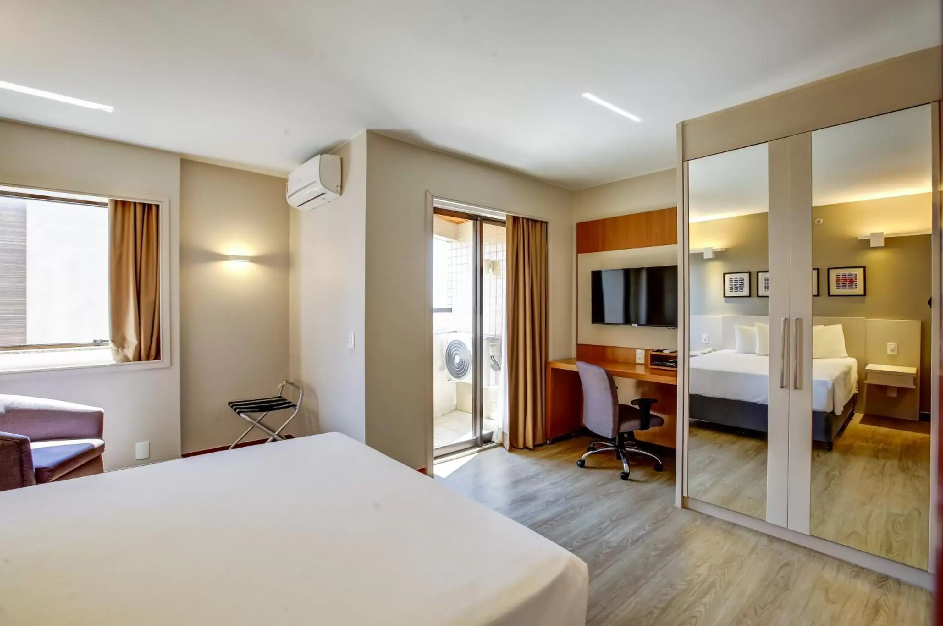 TV and multimedia, Bed in Comfort Suites Brasília