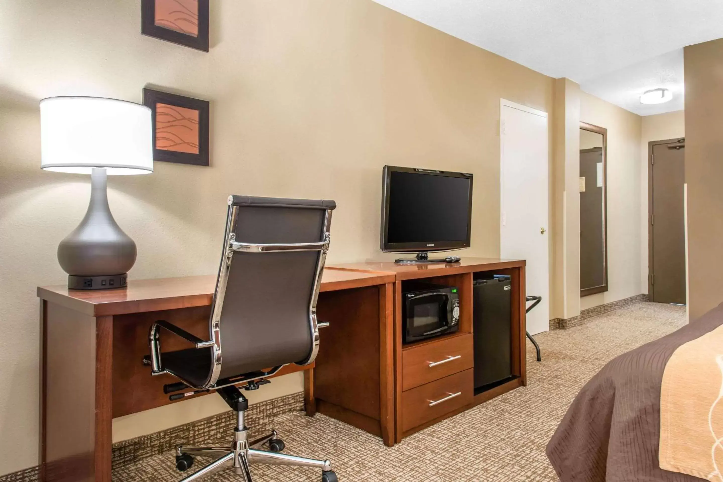 Photo of the whole room, TV/Entertainment Center in Comfort Inn MSP Airport - Mall of America