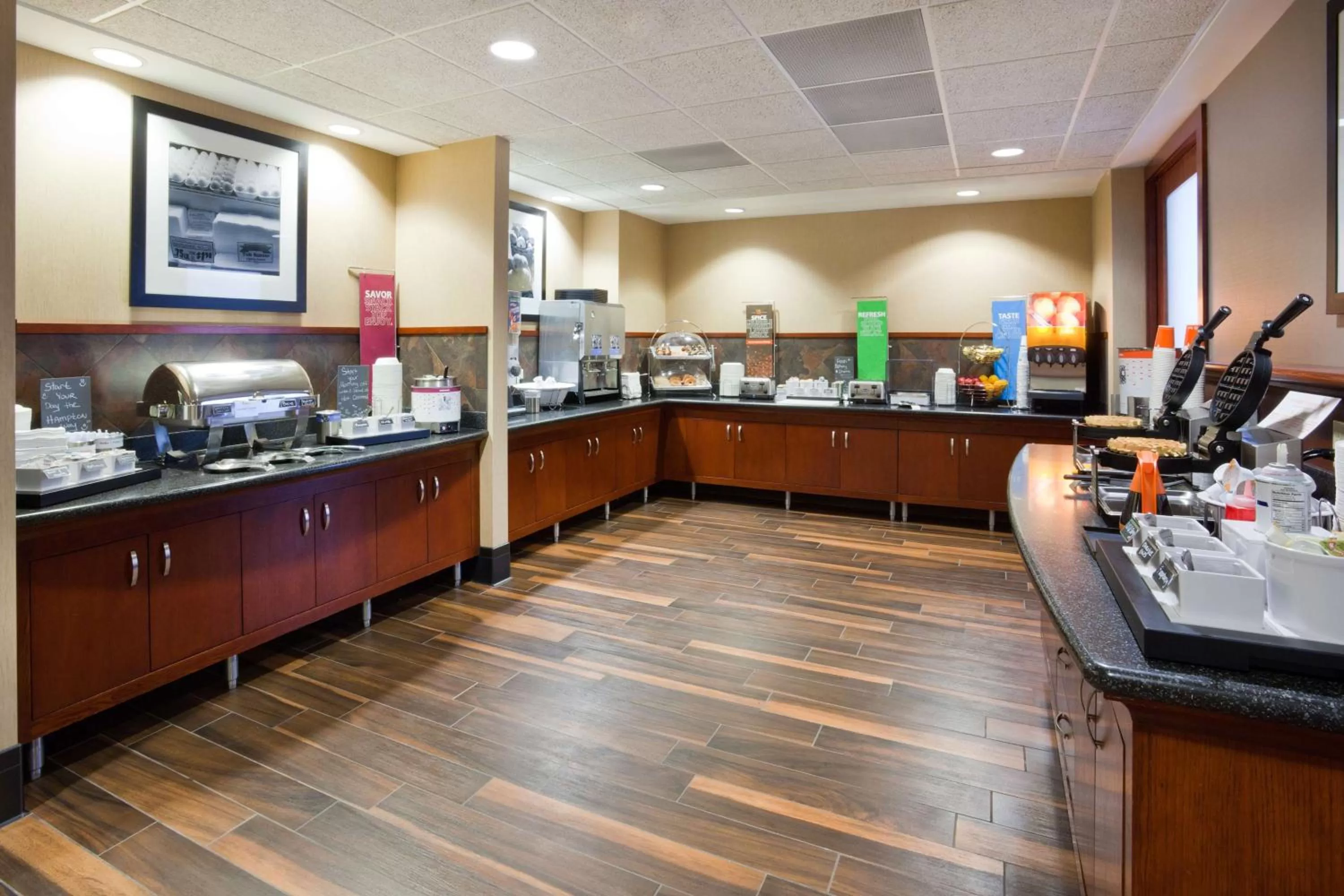 Dining area in Hampton Inn & Suites Lino Lakes