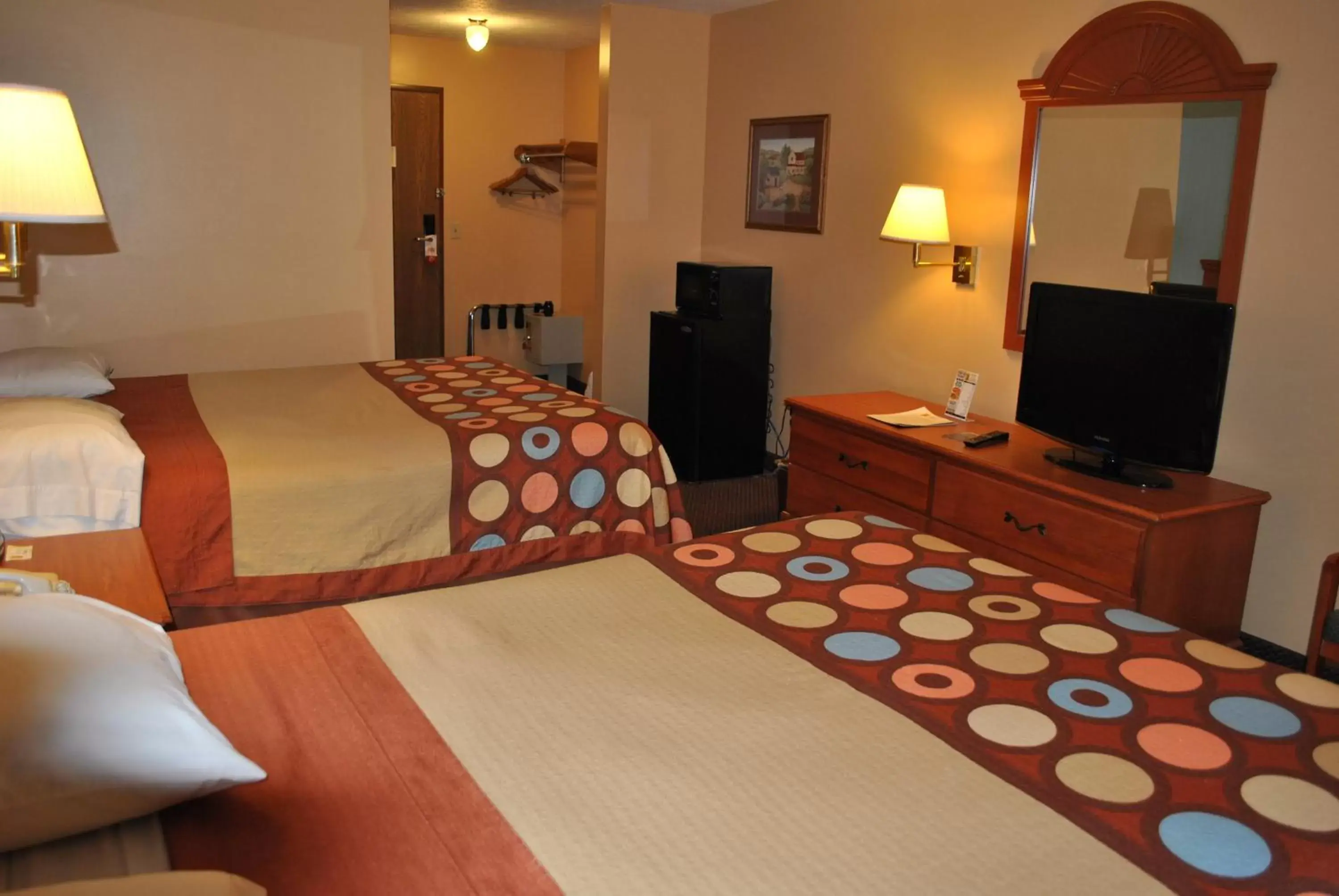 Bedroom, Bed in Super 8 by Wyndham Shipshewana