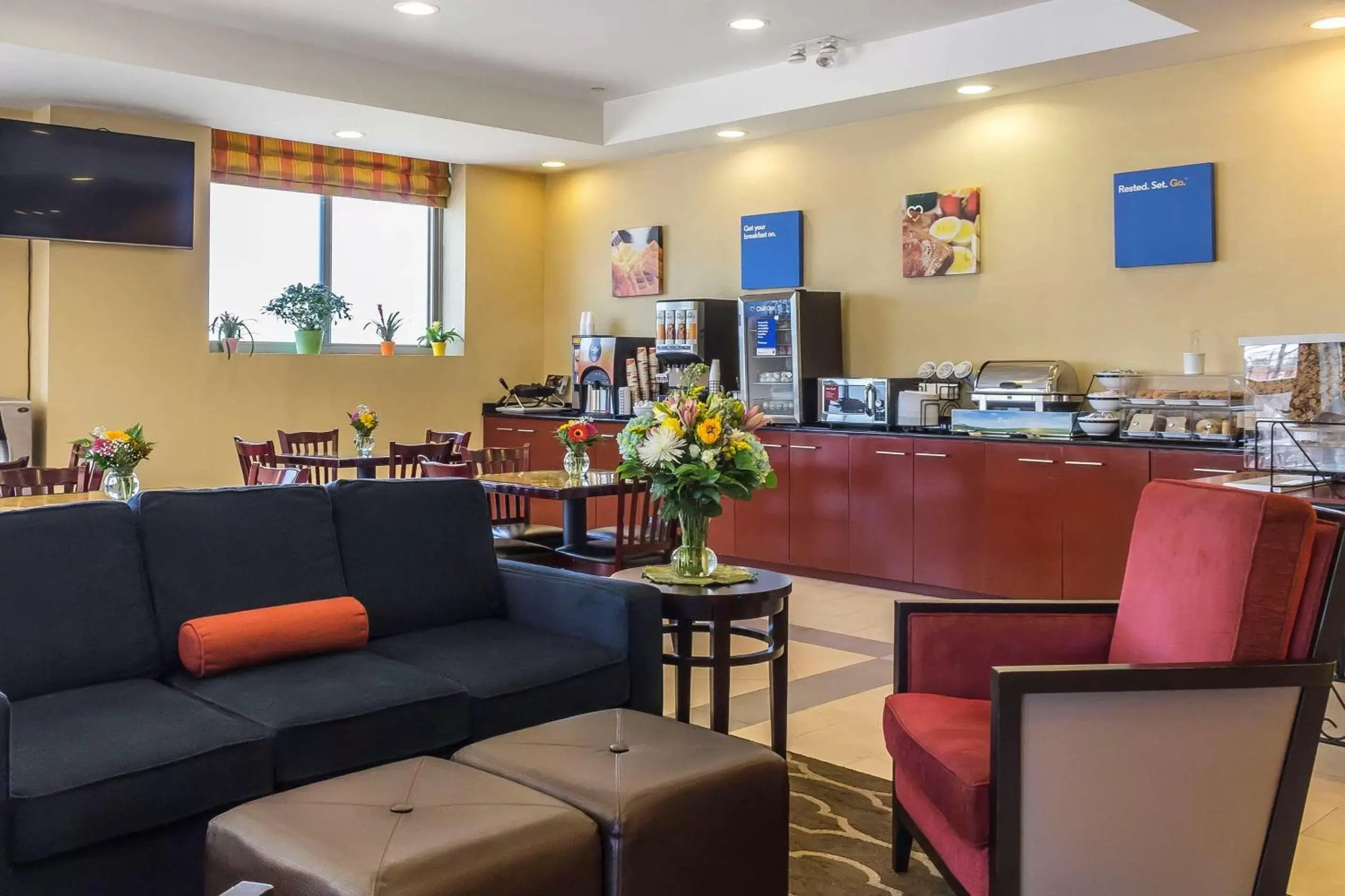 Lobby or reception, Restaurant/Places to Eat in Comfort Inn & Suites LaGuardia Airport