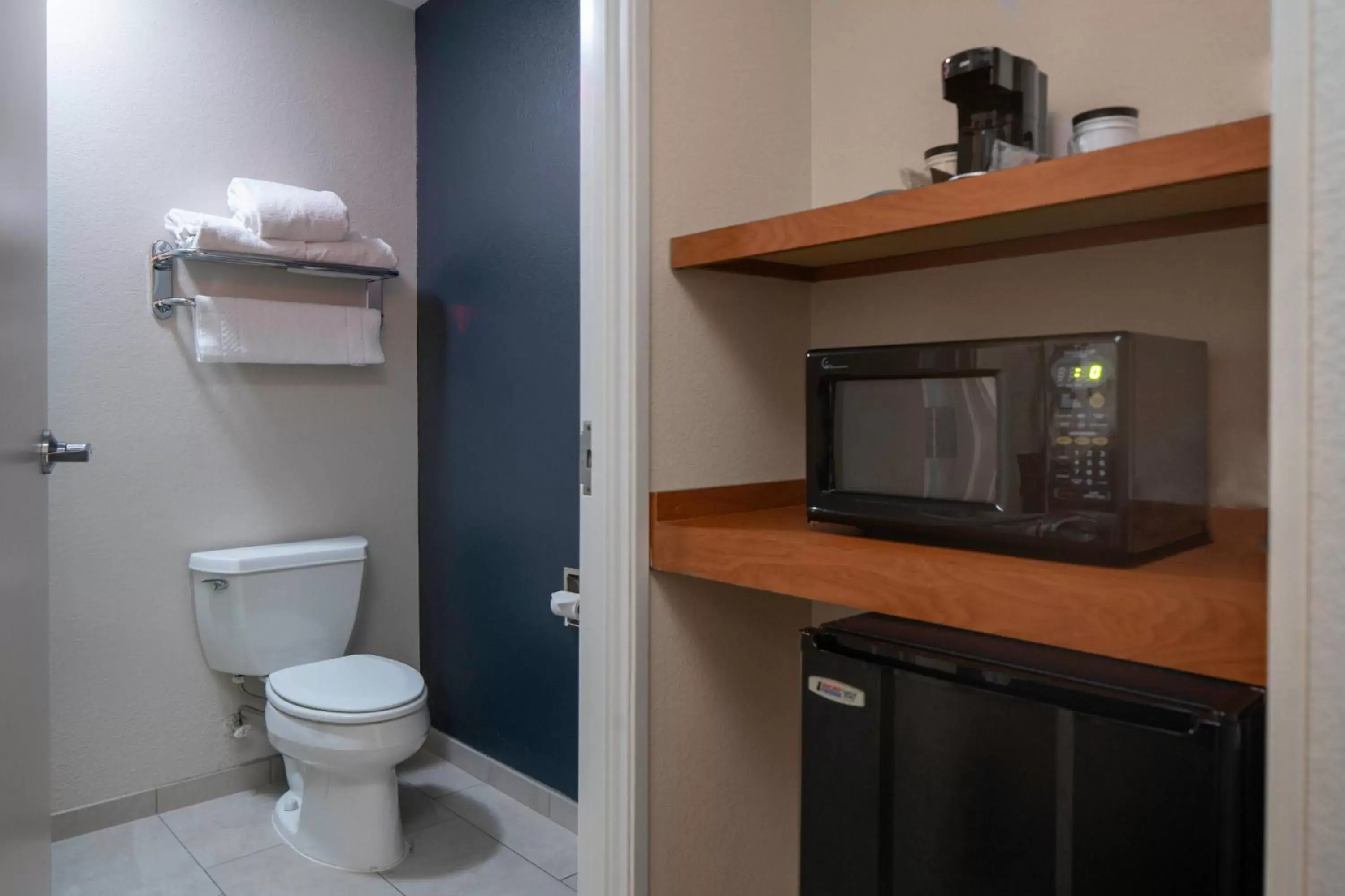 Bedroom, Bathroom in Fairfield Inn & Suites Jefferson City