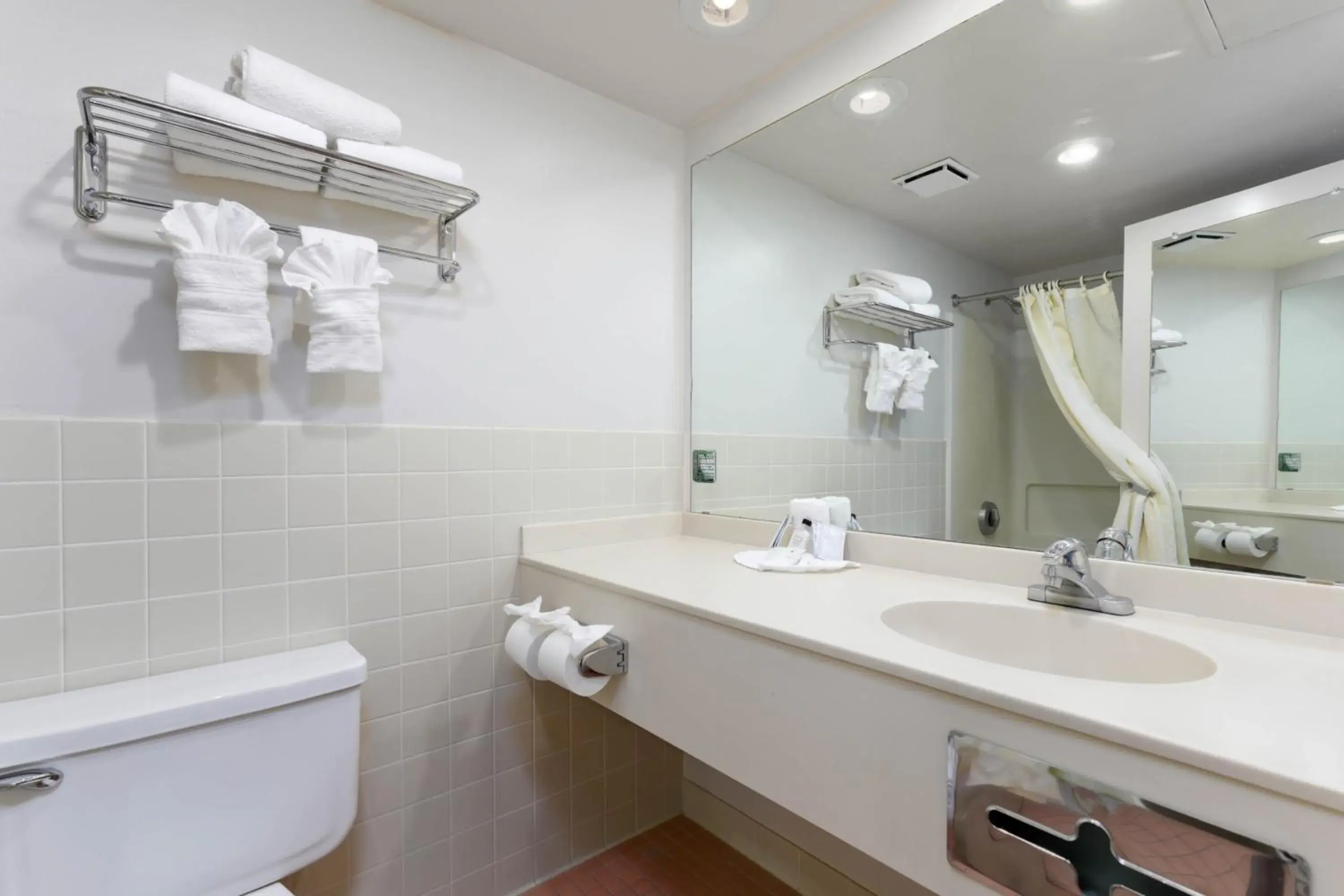 Bathroom in Island Inn Hotel