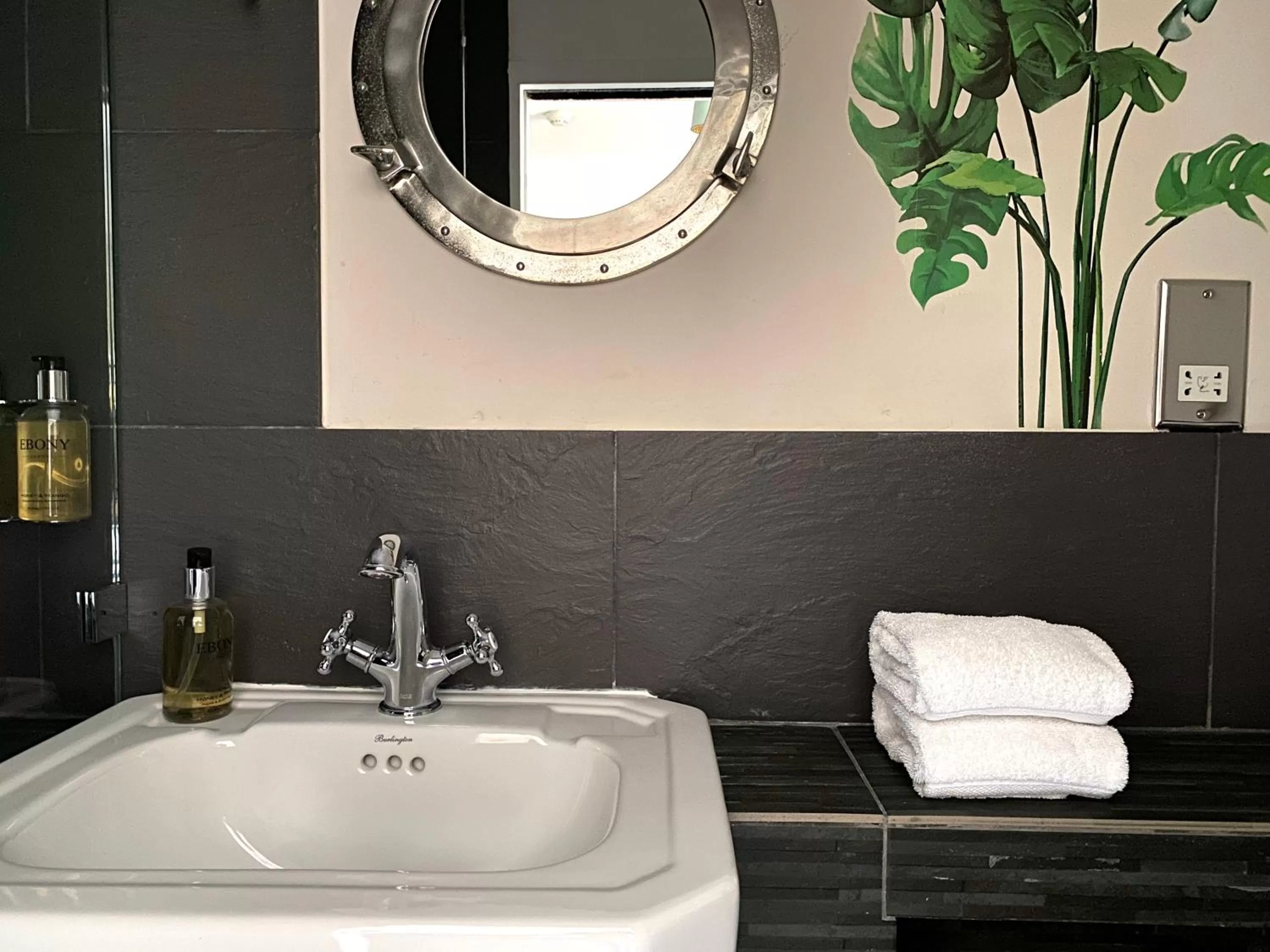 Bathroom in 27 Brighton Guesthouse