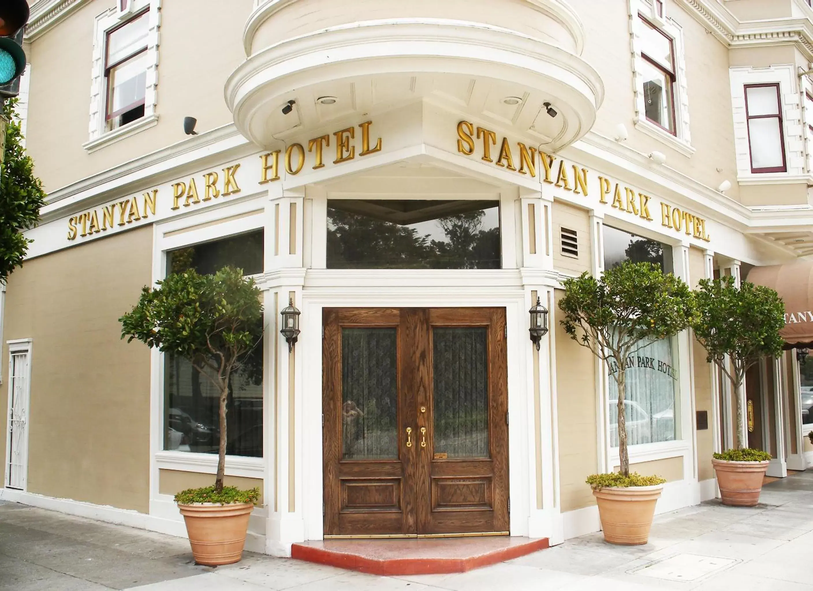 Facade/entrance in Stanyan Park Hotel