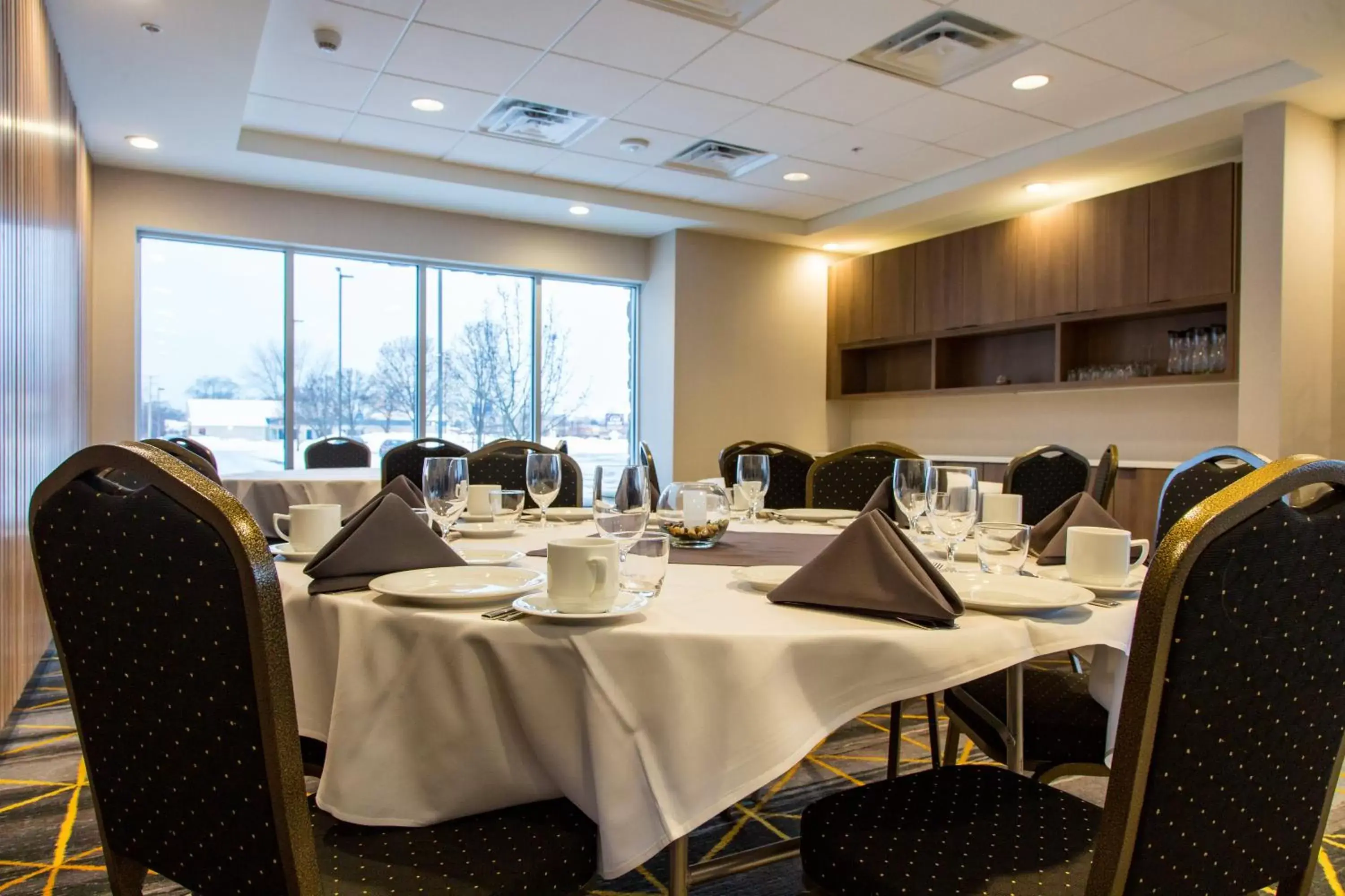 Meeting/conference room, Restaurant/Places to Eat in Holiday Inn Hotel & Suites - Mount Pleasant, an IHG Hotel