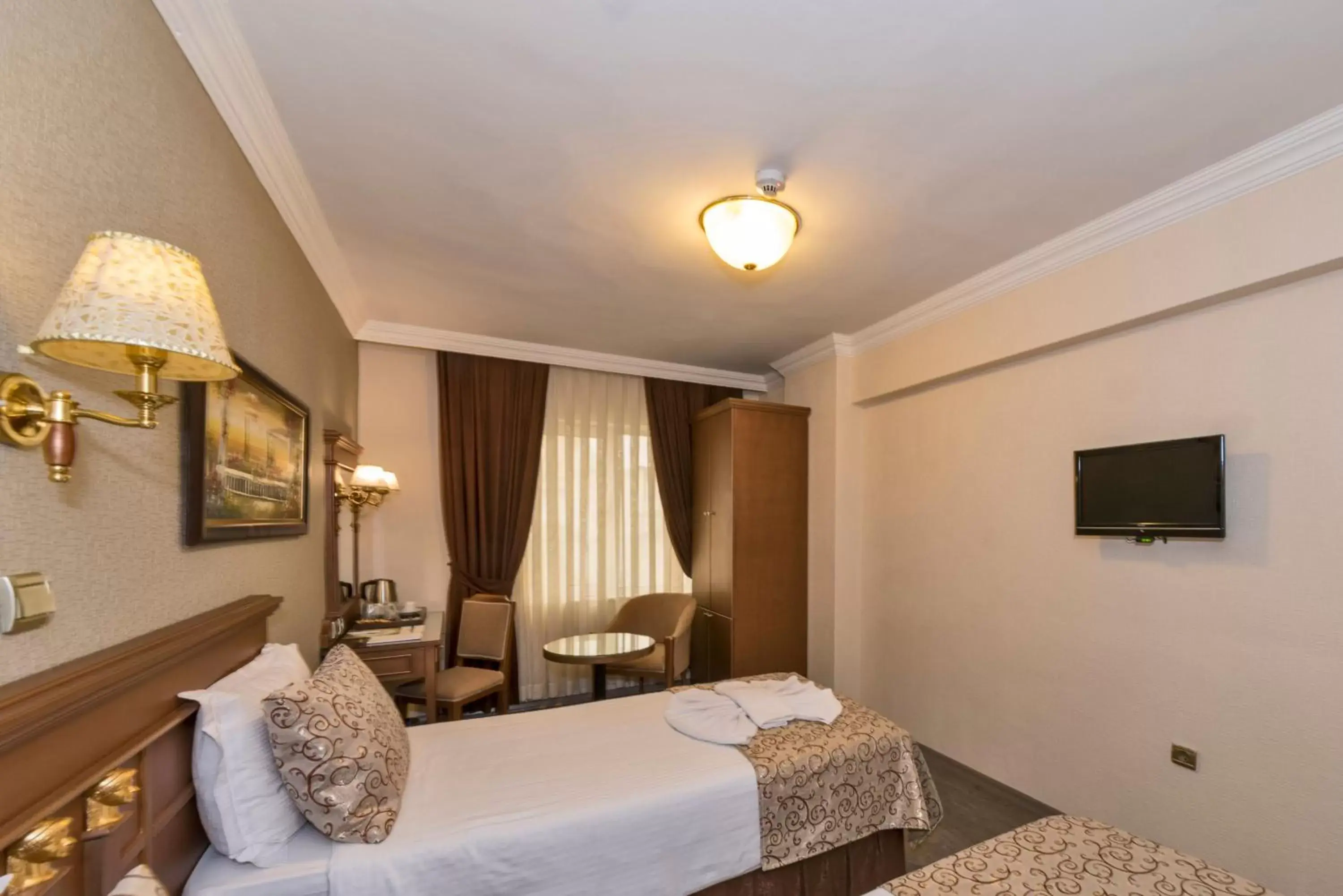 Communal lounge/ TV room, Bed in Laleli Gonen Hotel