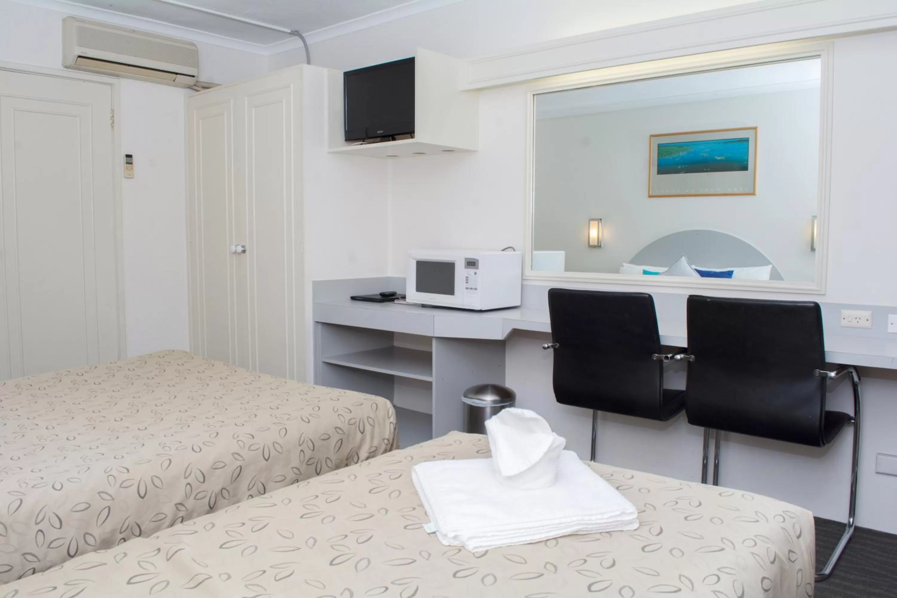 Photo of the whole room, Bed in Alexander Motor Inn