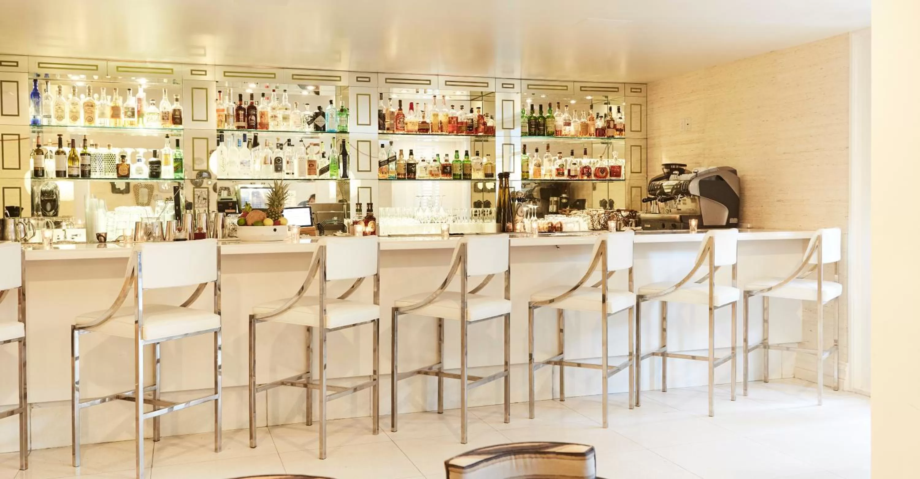 Lounge or bar in Avalon Hotel & Bungalows Palm Springs, a Member of Design Hotels
