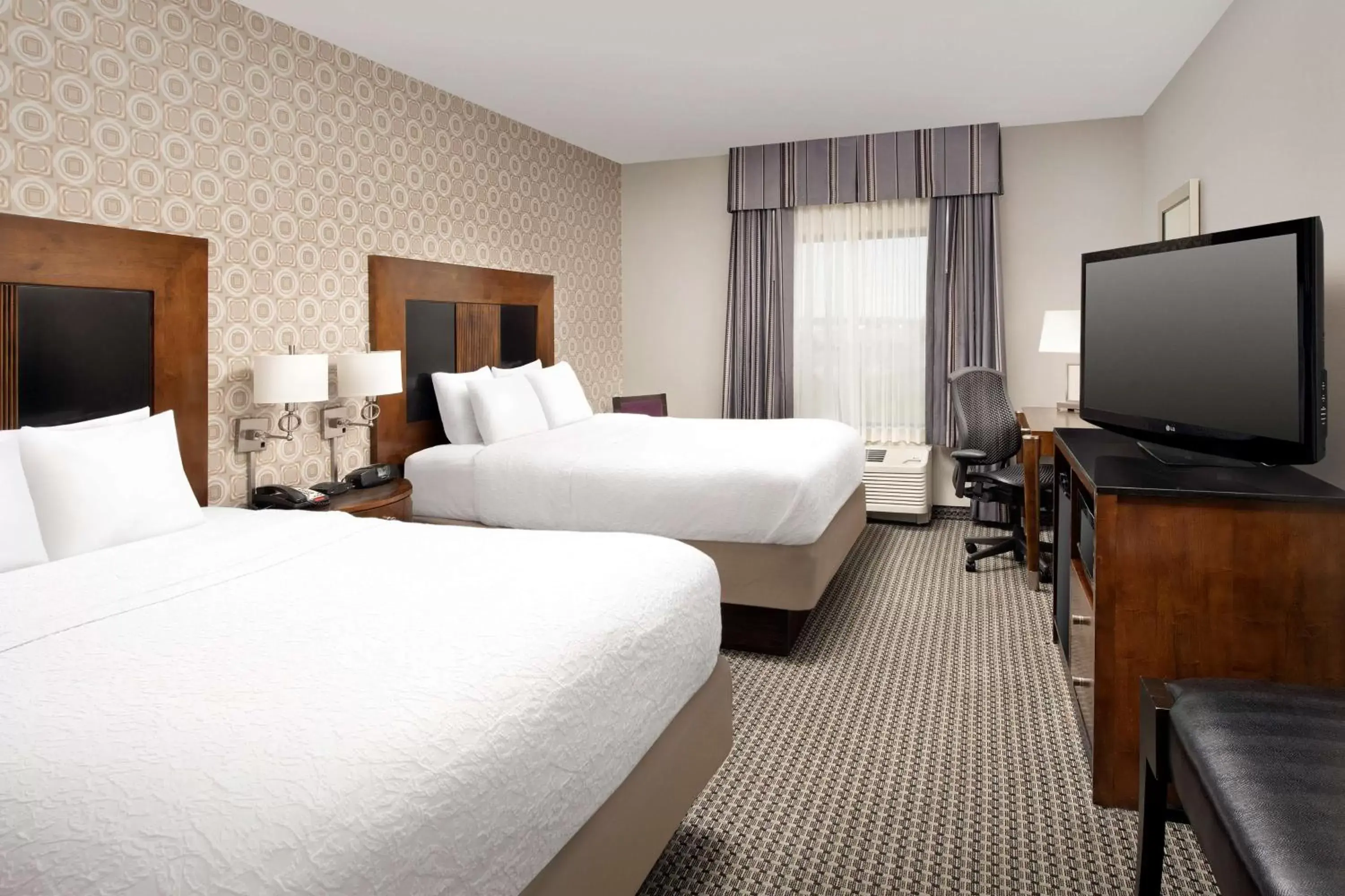 Bed, TV/Entertainment Center in Hampton Inn & Suites Tupelo/Barnes Crossing